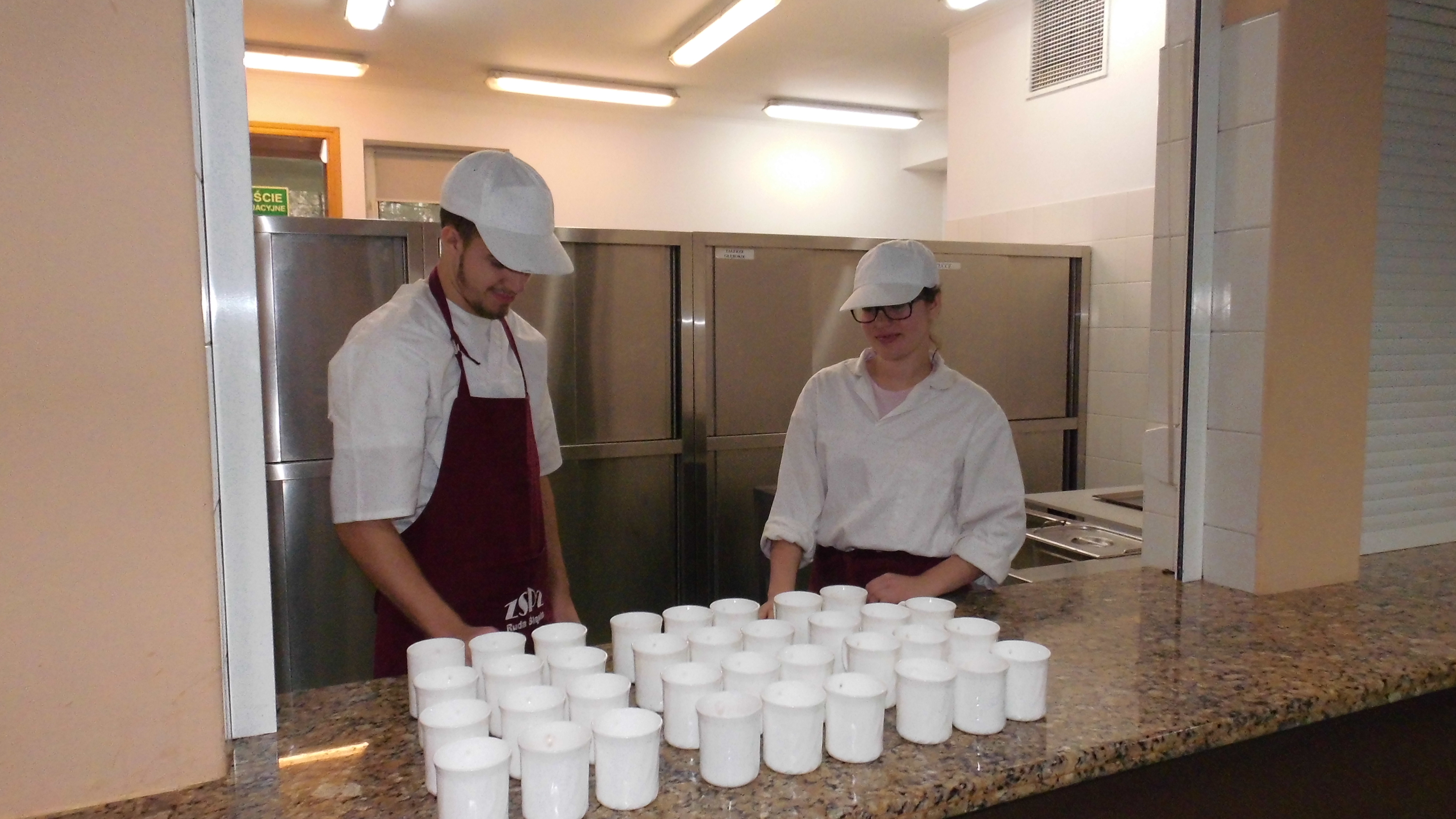Uczniowie realizujący praktyczną naukę zawodu w Ekspedycji potraw i napojów