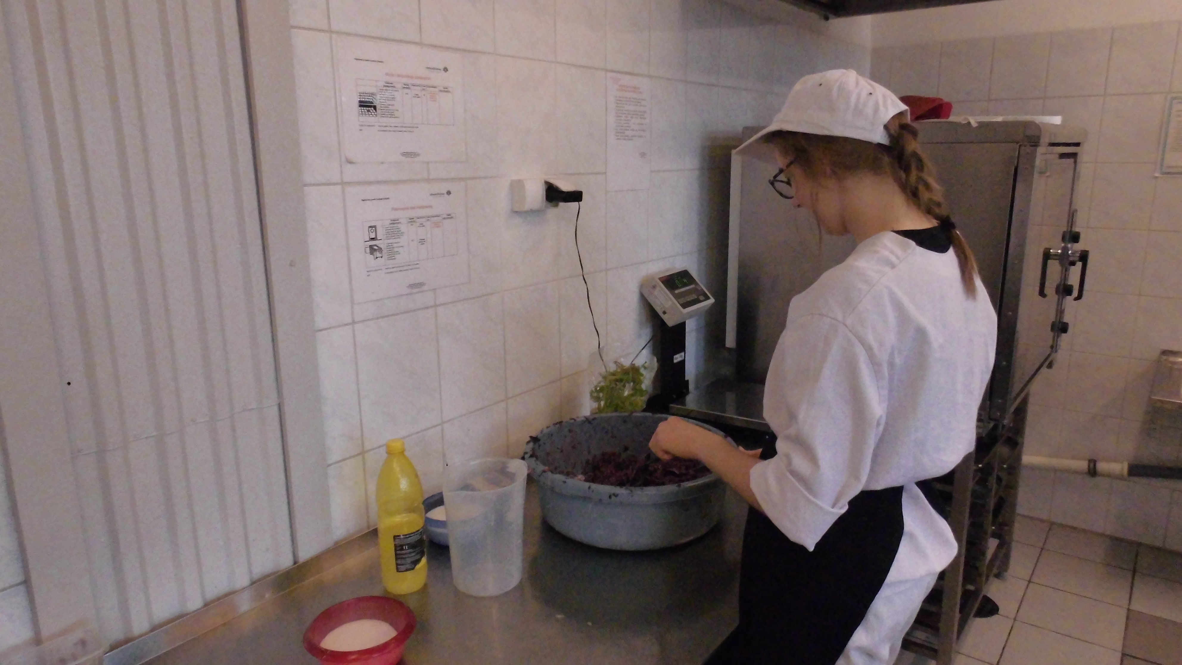 Uczeń realizujący praktyczną naukę zawodu w Kuchni gorącej