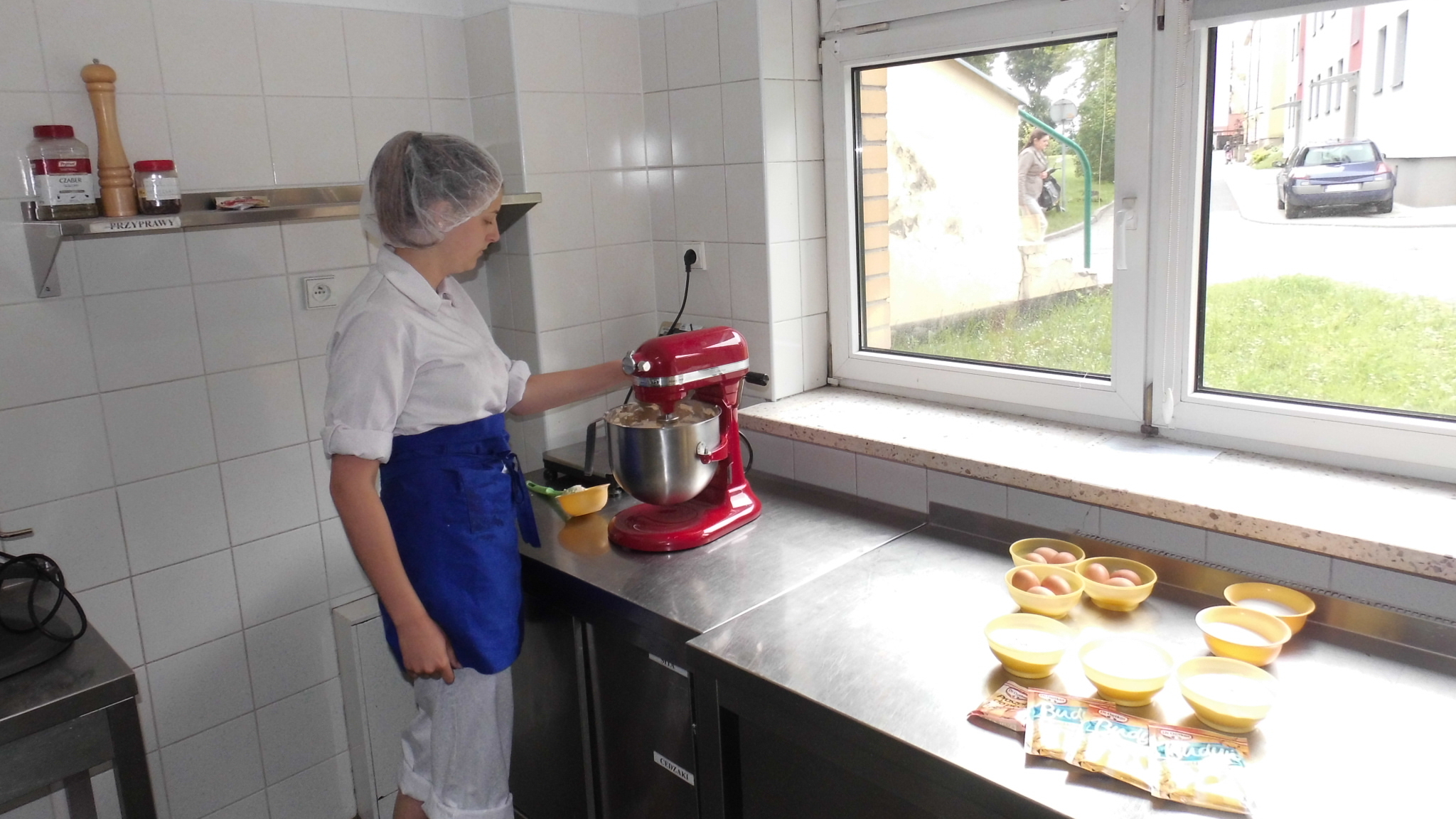 Uczeń realizujący praktyczną naukę zawodu w Kuchni gorącej