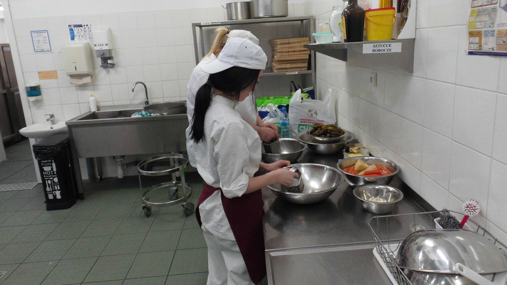 Uczniowie realizujący praktyczną naukę zawodu w Kuchni gorącej