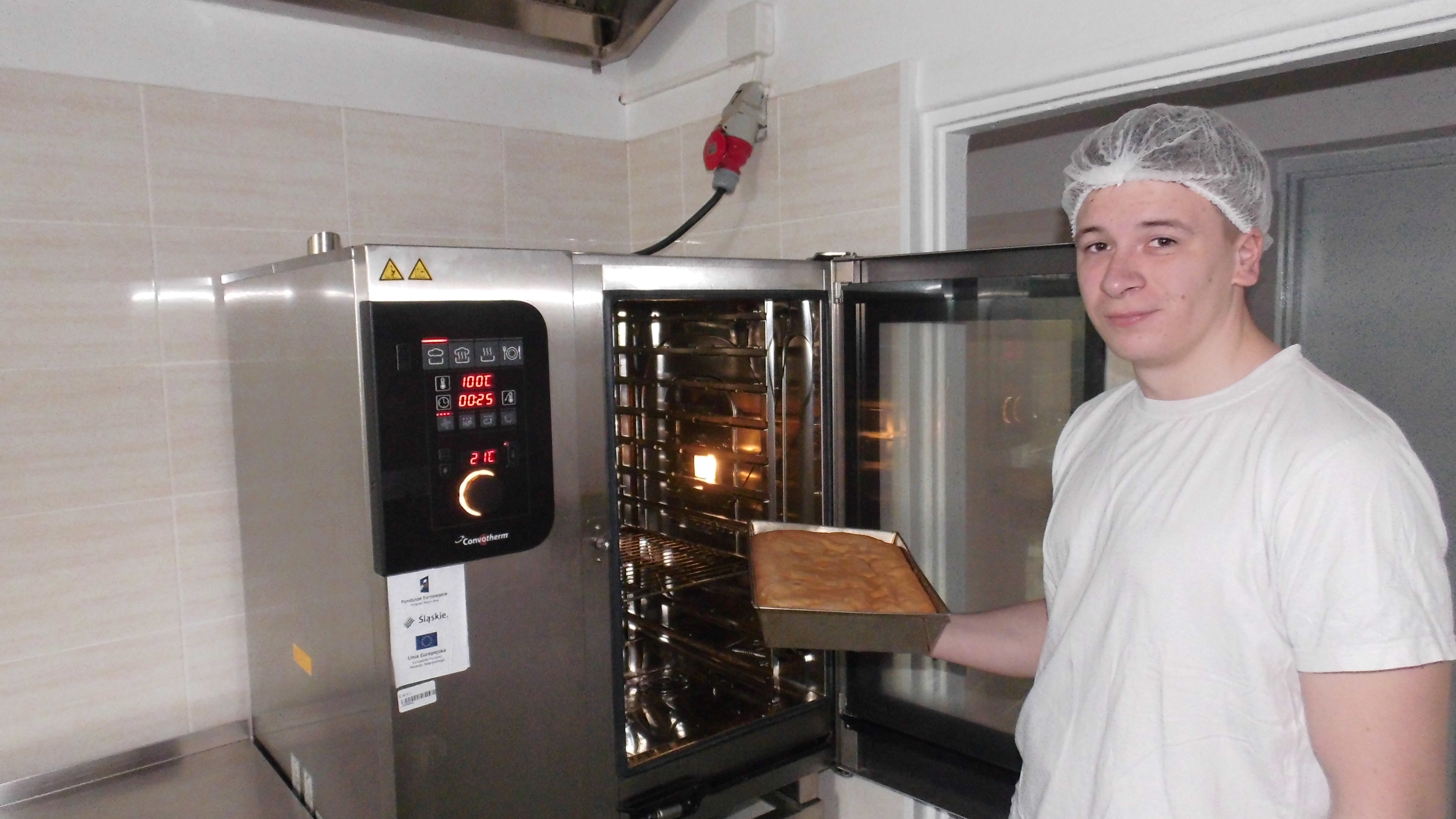 Uczeń realizujący praktyczną naukę zawodu w Pomieszczeniu do produkcji ciast