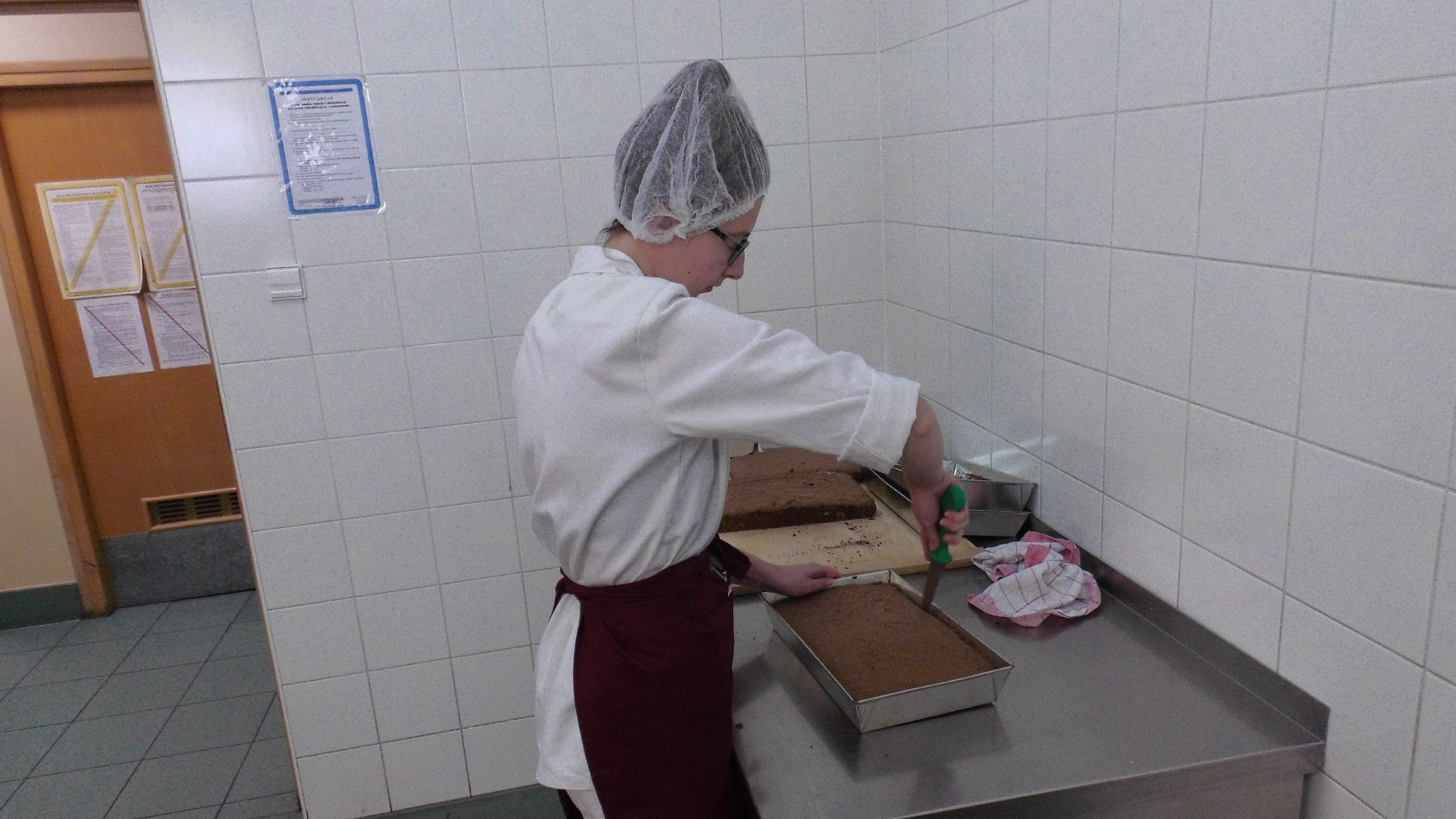 Uczeń realizujący praktyczną naukę zawodu w Pomieszczeniu do produkcji ciast