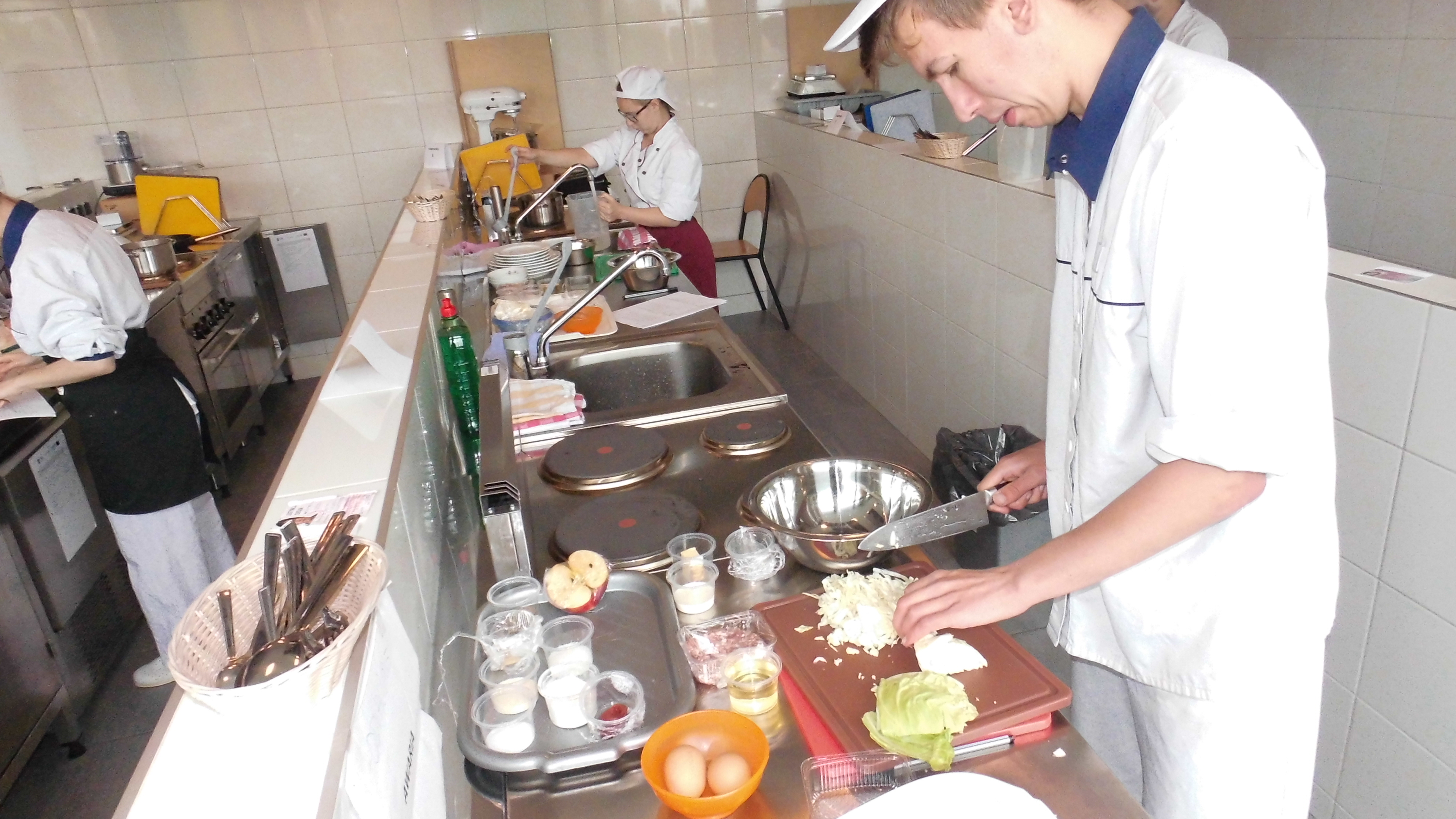 Uczniowie realizujący praktyczną naukę zawodu w Pracowni gastronomiczej