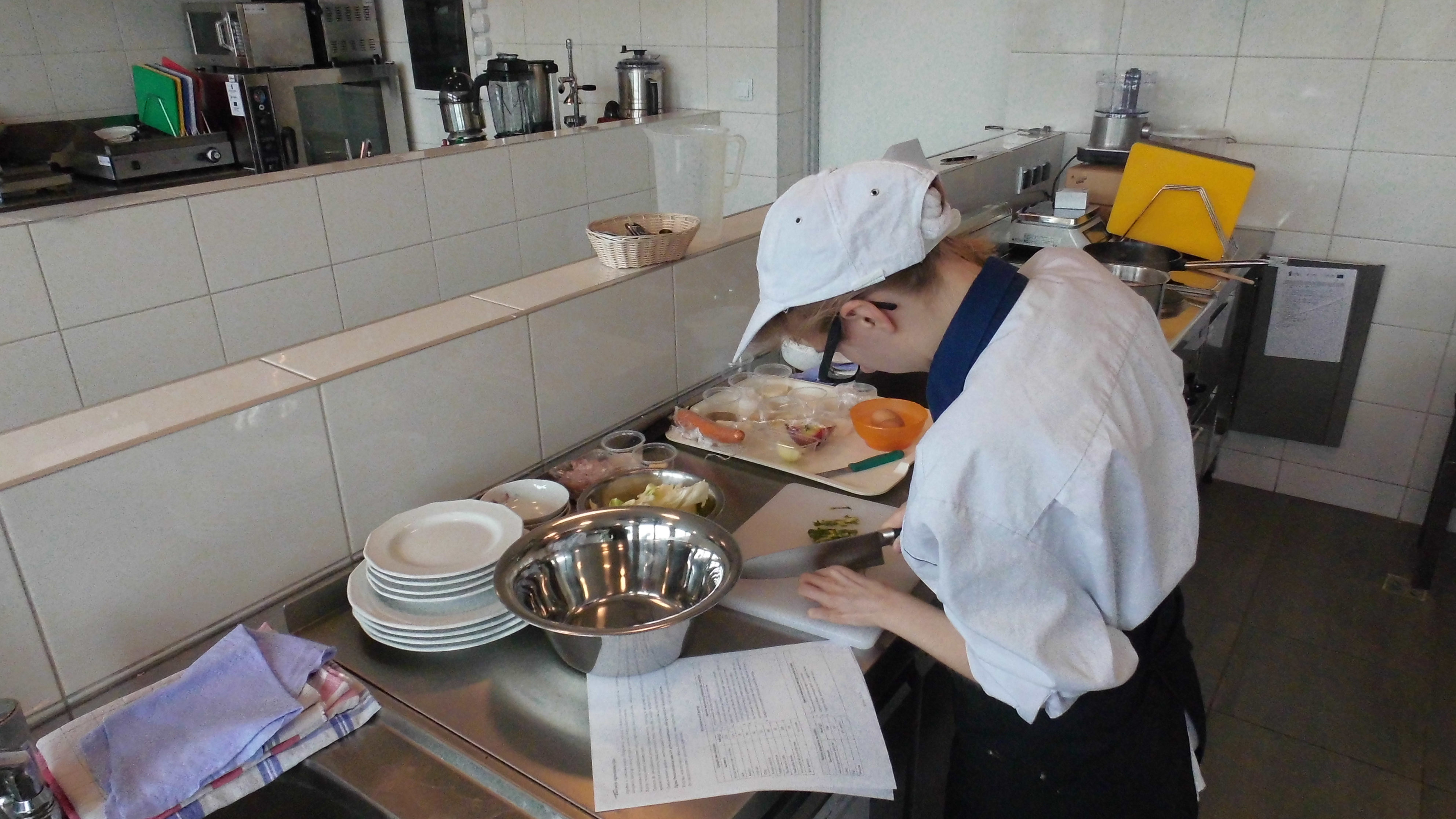Uczeń realizujący praktyczną naukę zawodu w Pracowni gastronomiczej