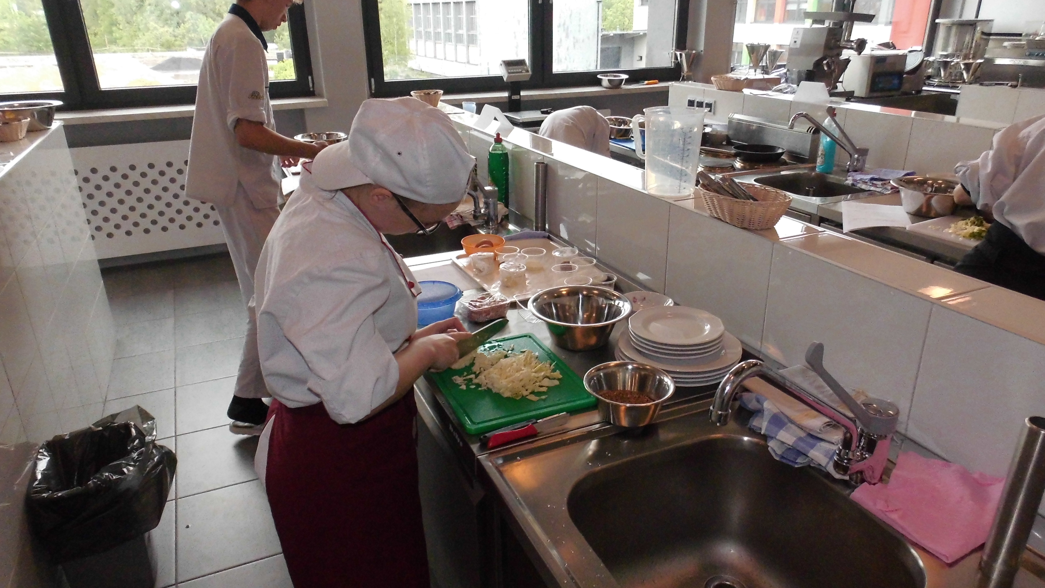 Uczniowie realizujący praktyczną naukę zawodu w Pracowni gastronomiczej