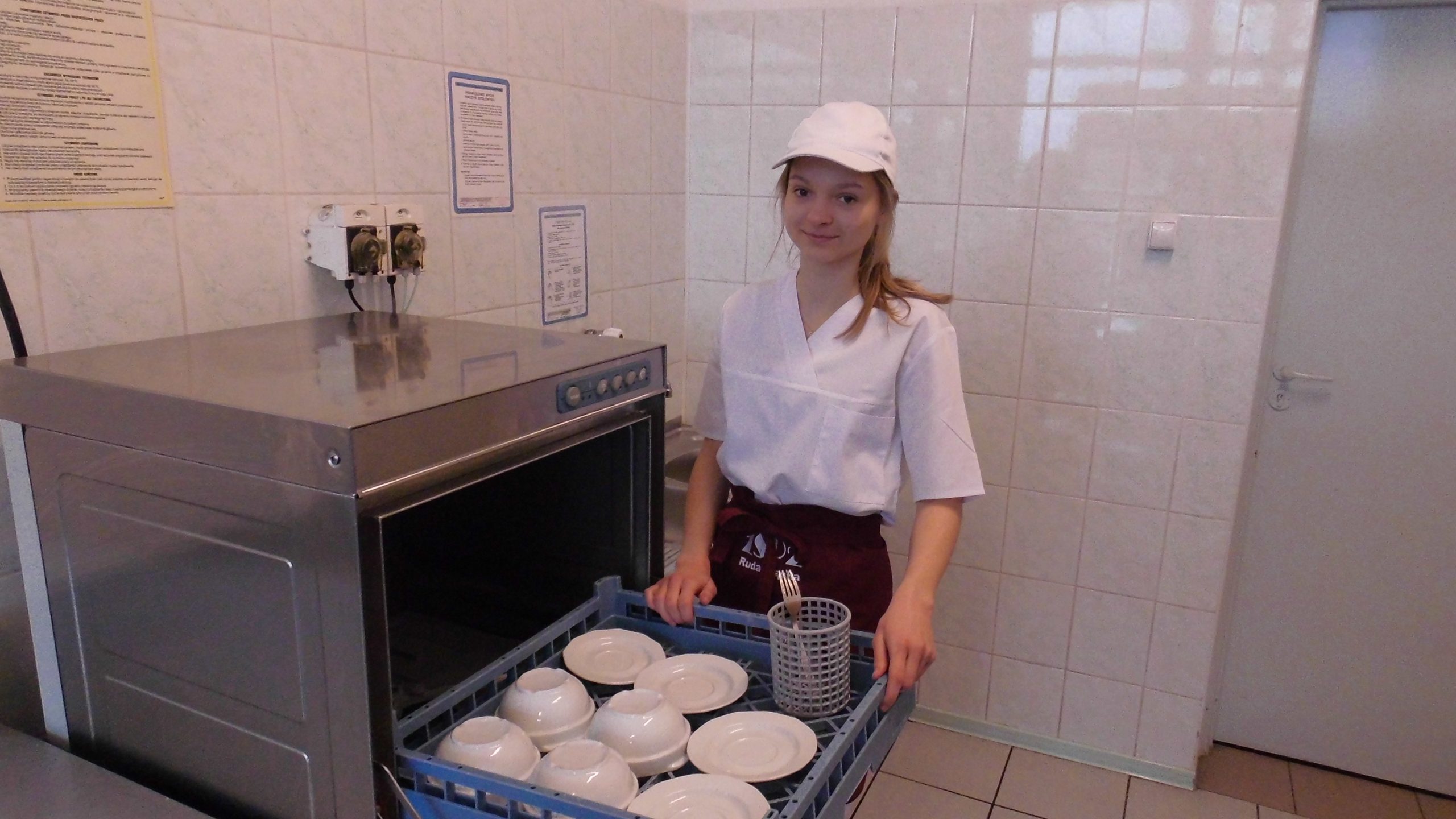 Uczeń realizujący praktyczną naukę zawodu w Zmywalni naczyń oraz sprzętu kuchennego