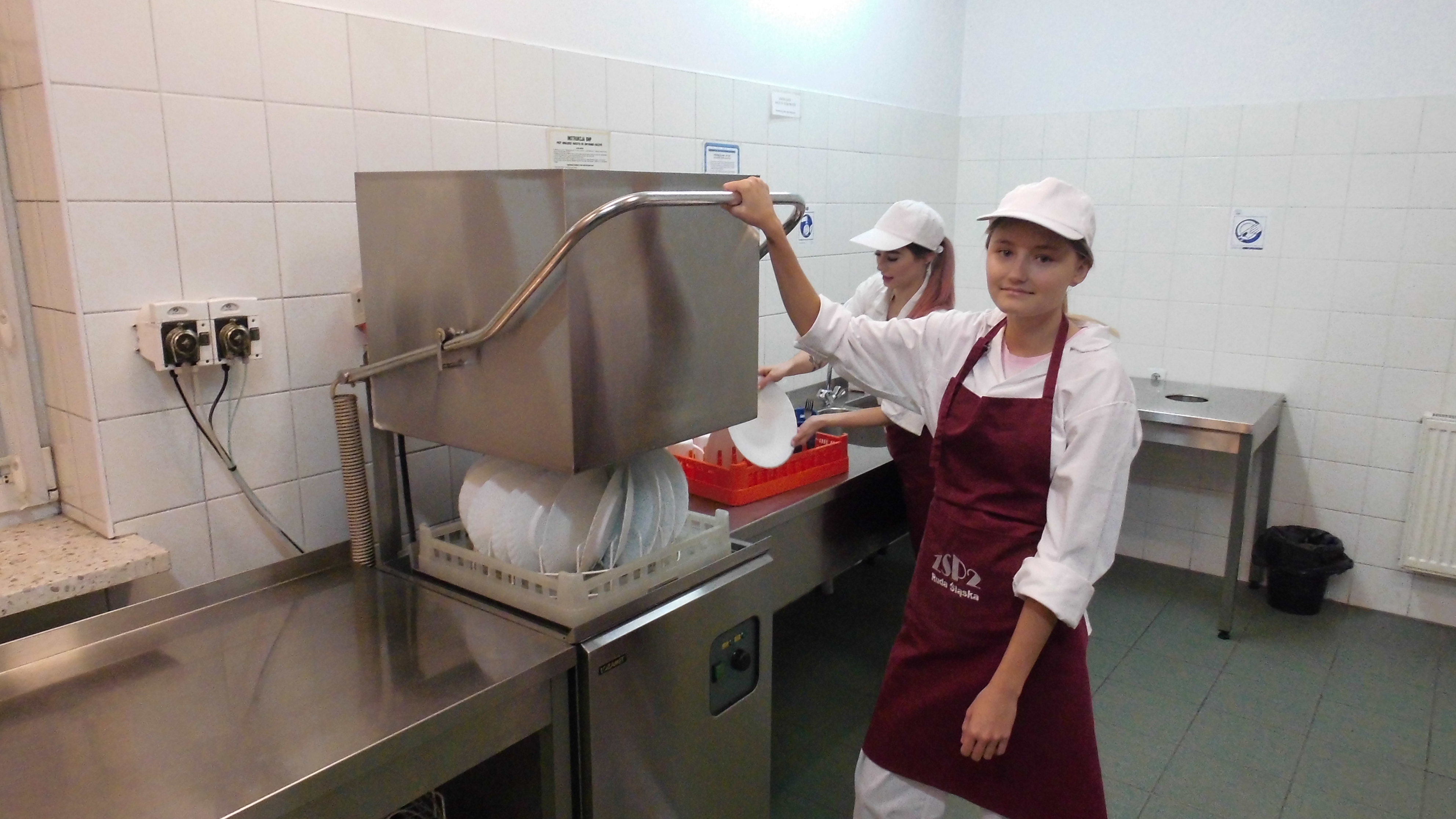 Uczniowie realizujący praktyczną naukę zawodu w Zmywalni naczyń oraz sprzętu kuchennego