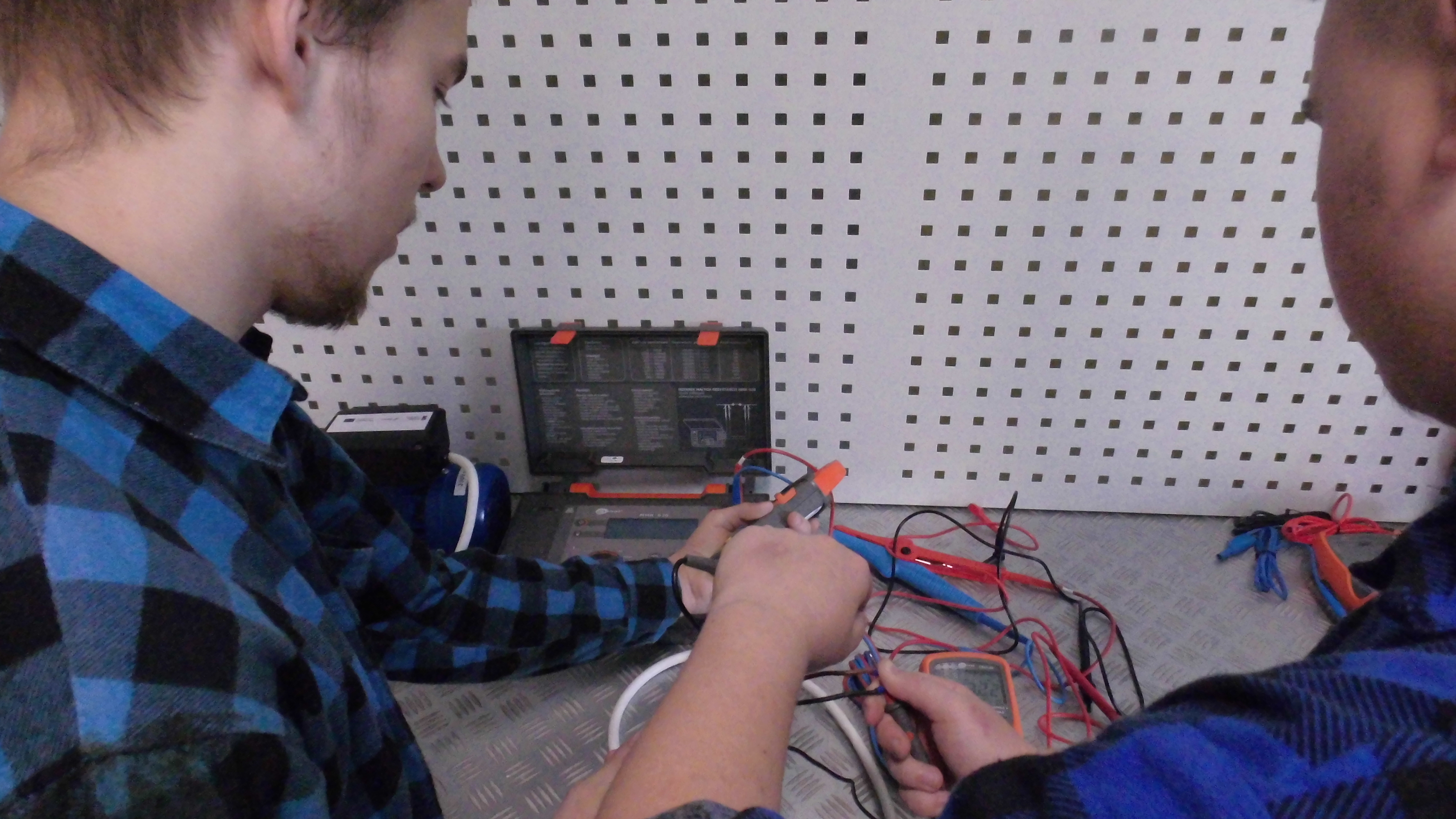 Uczeń realizujący praktyczną naukę zawodu w Pracowni elektrycznej