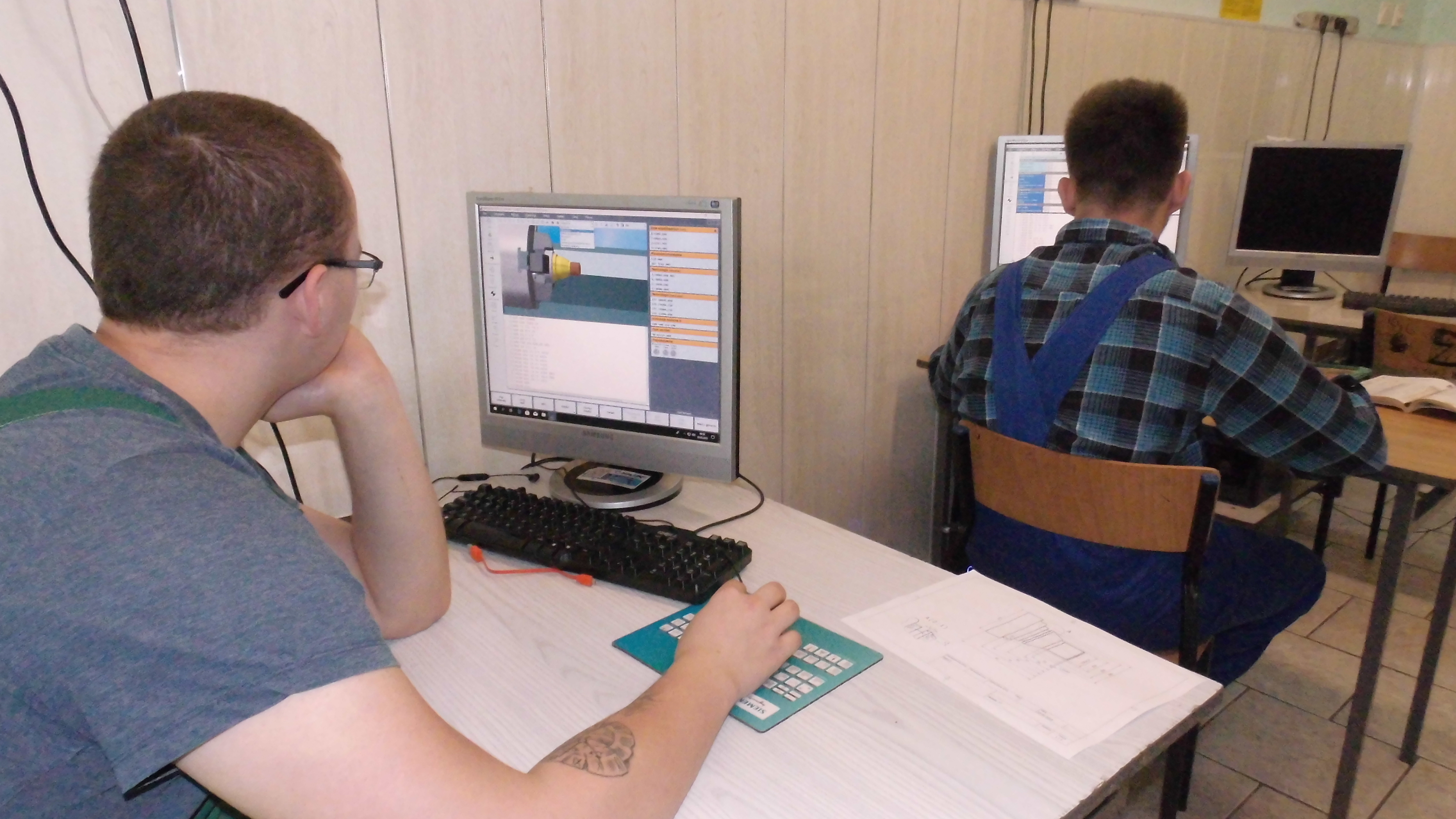 Uczeń realizujący praktyczną naukę zawodu w Pracowni komputerowego programowania obrabiarek CNC