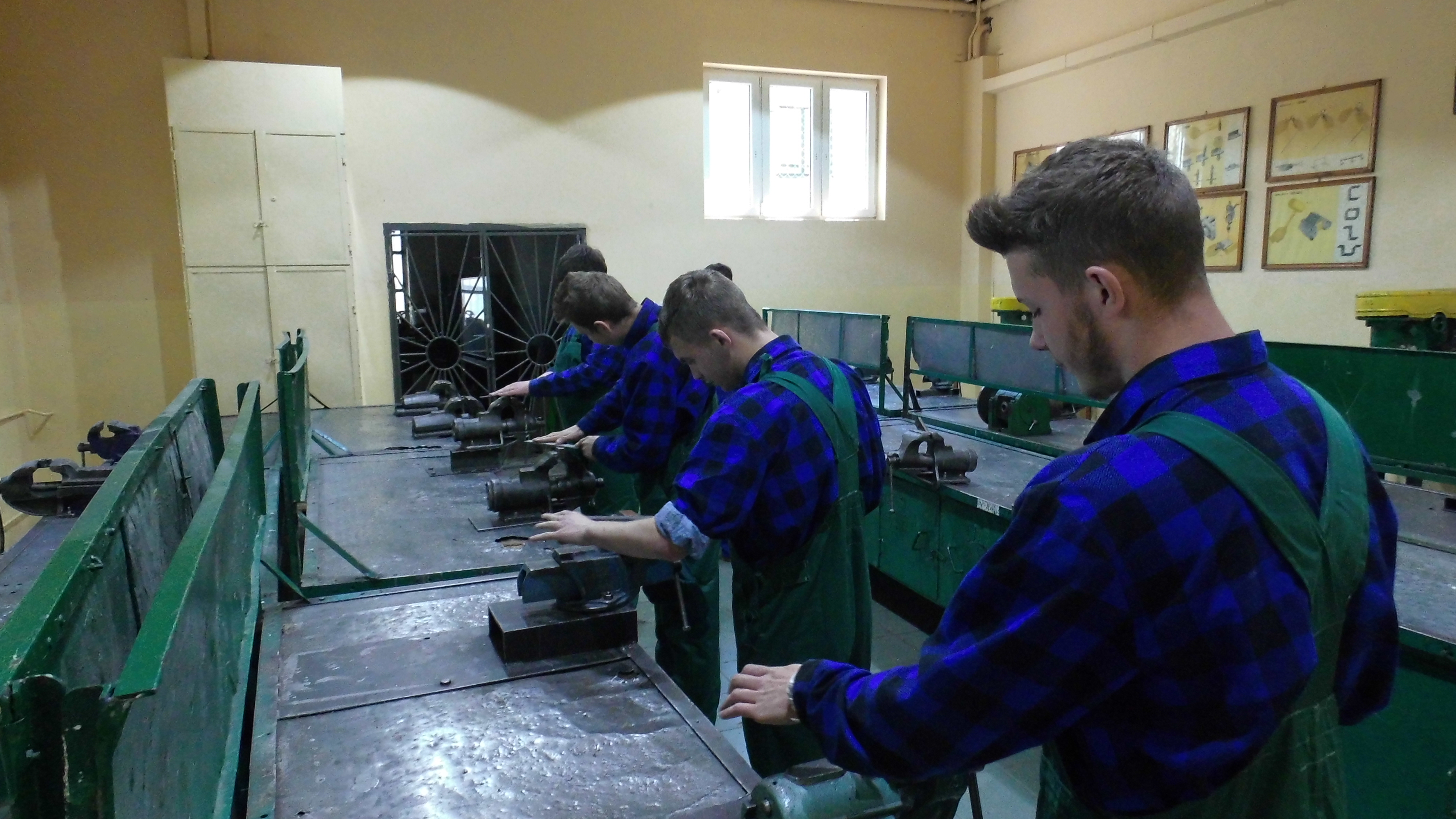 Uczniowie realizujący praktyczną naukę zawodu w Pracowni obróbki ręcznej
