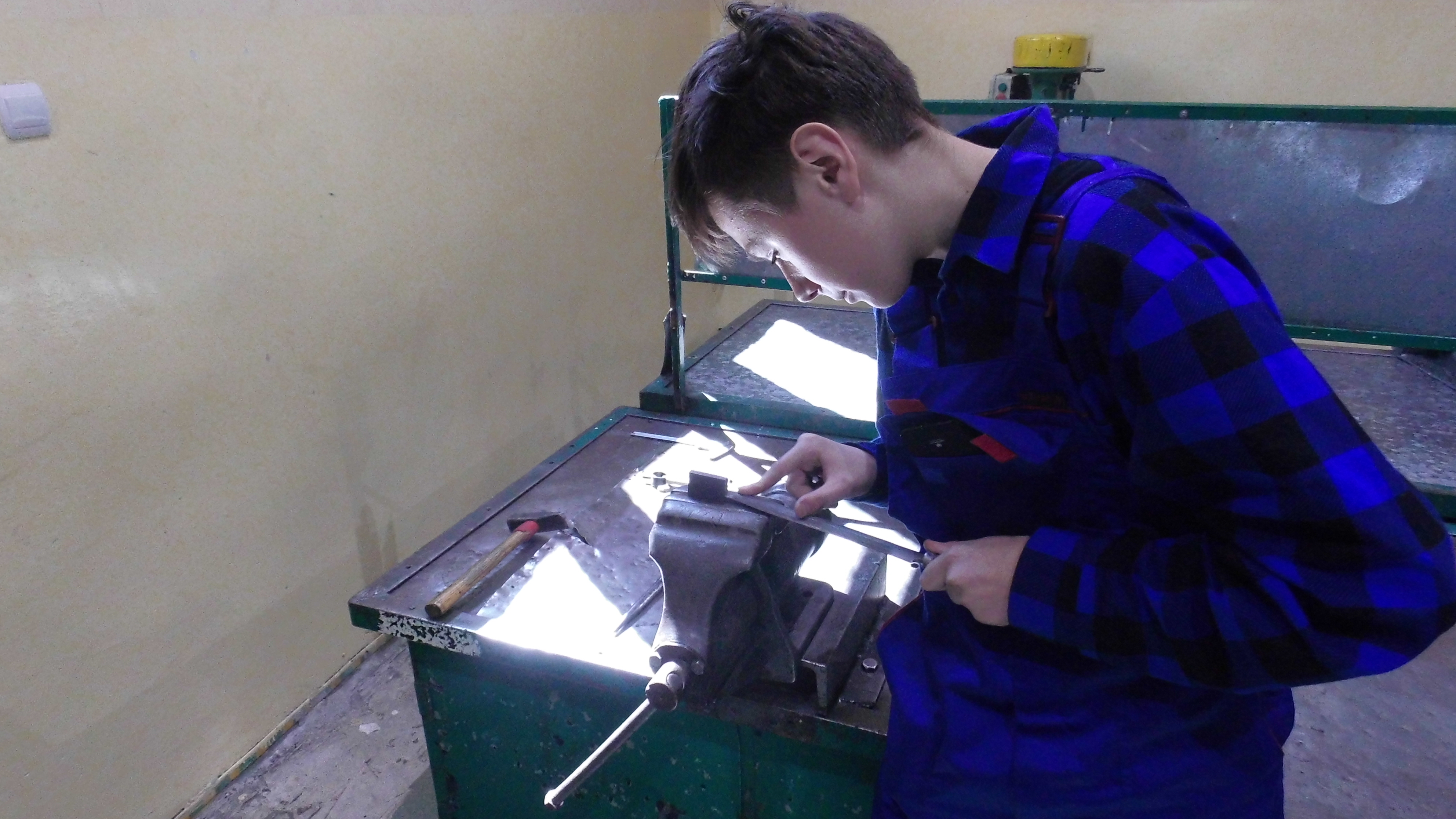 Uczeń realizujący praktyczną naukę zawodu w Pracowni obróbki ręcznej