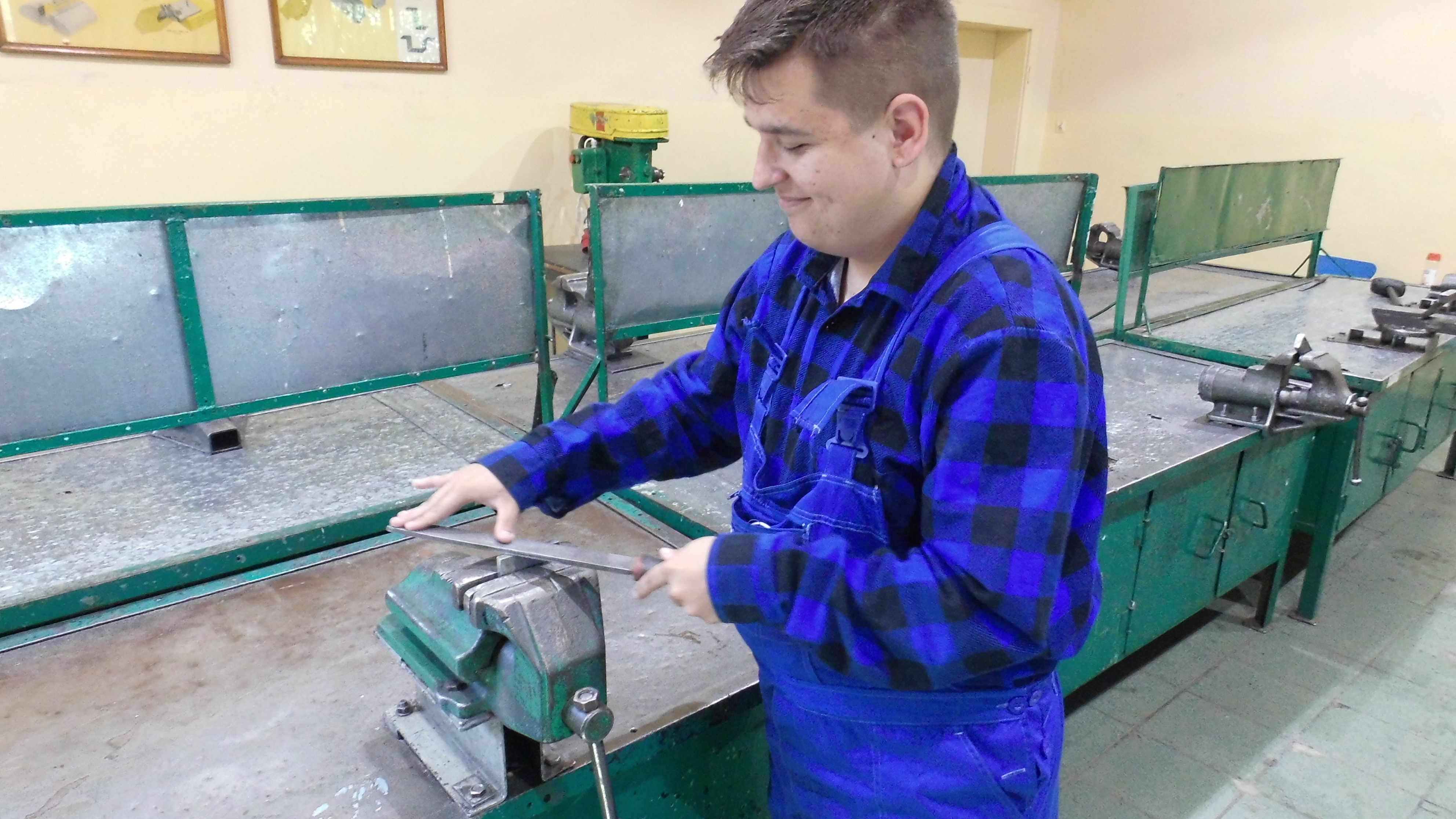 Uczeń realizujący praktyczną naukę zawodu w Pracowni obróbki ręcznej