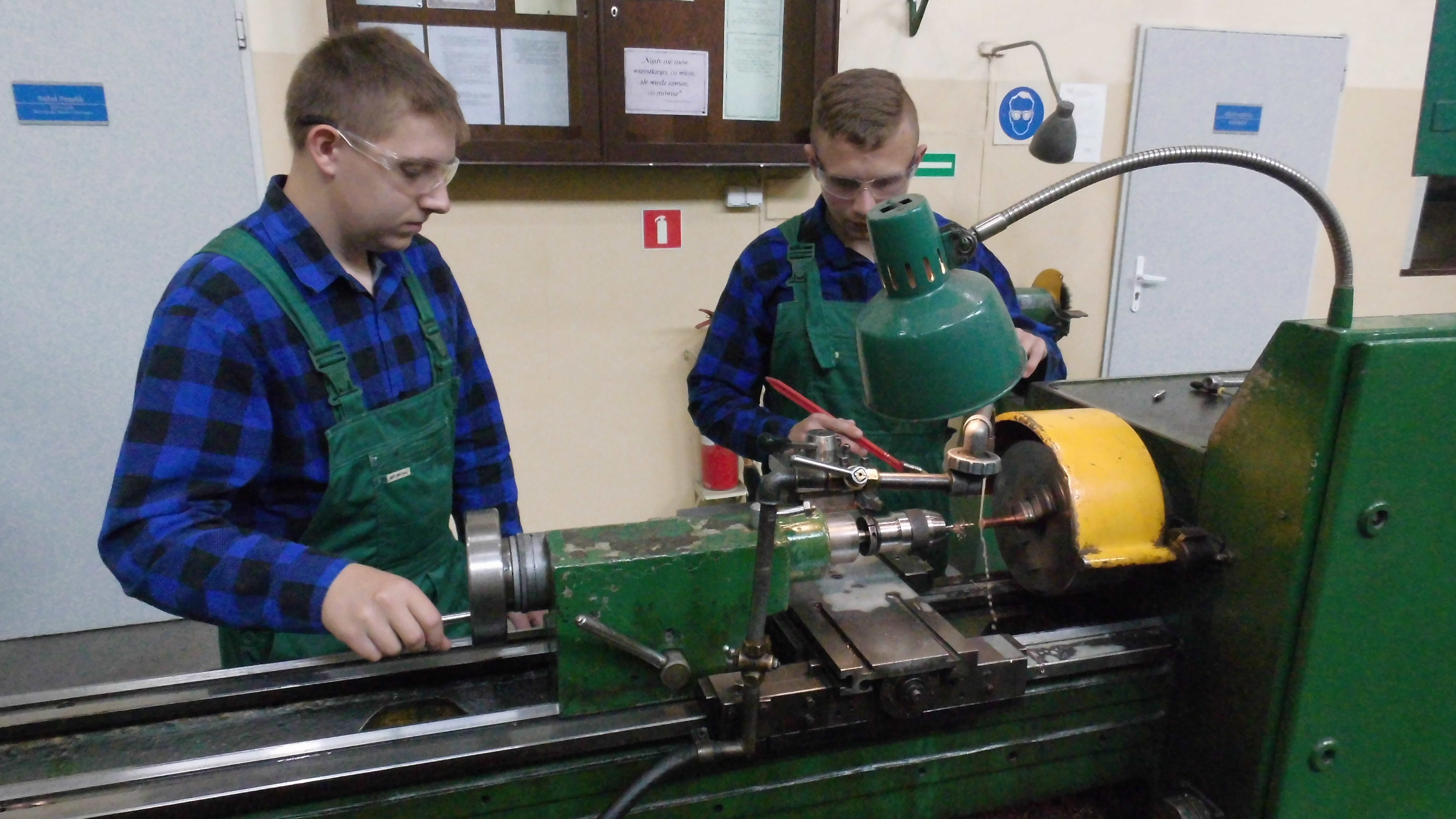Uczniowie realizujący praktyczną naukę zawodu w Pracowni obróbki mechanicznej