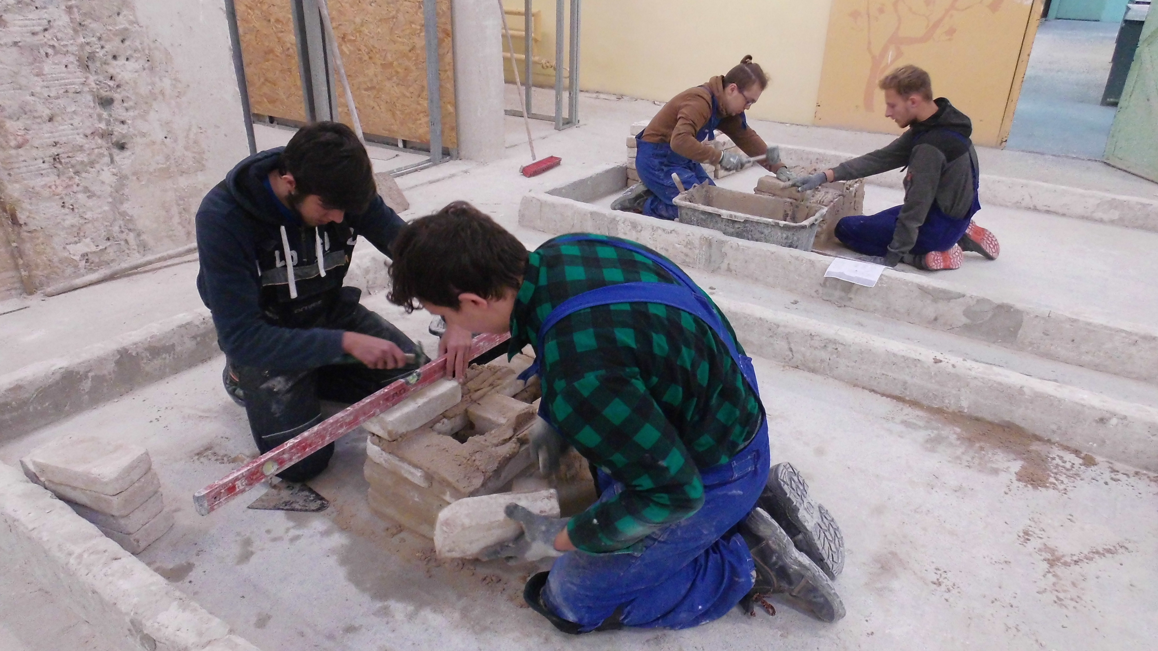 Uczniowie realizujący praktyczną naukę zawodu w Pracowni murarskiej