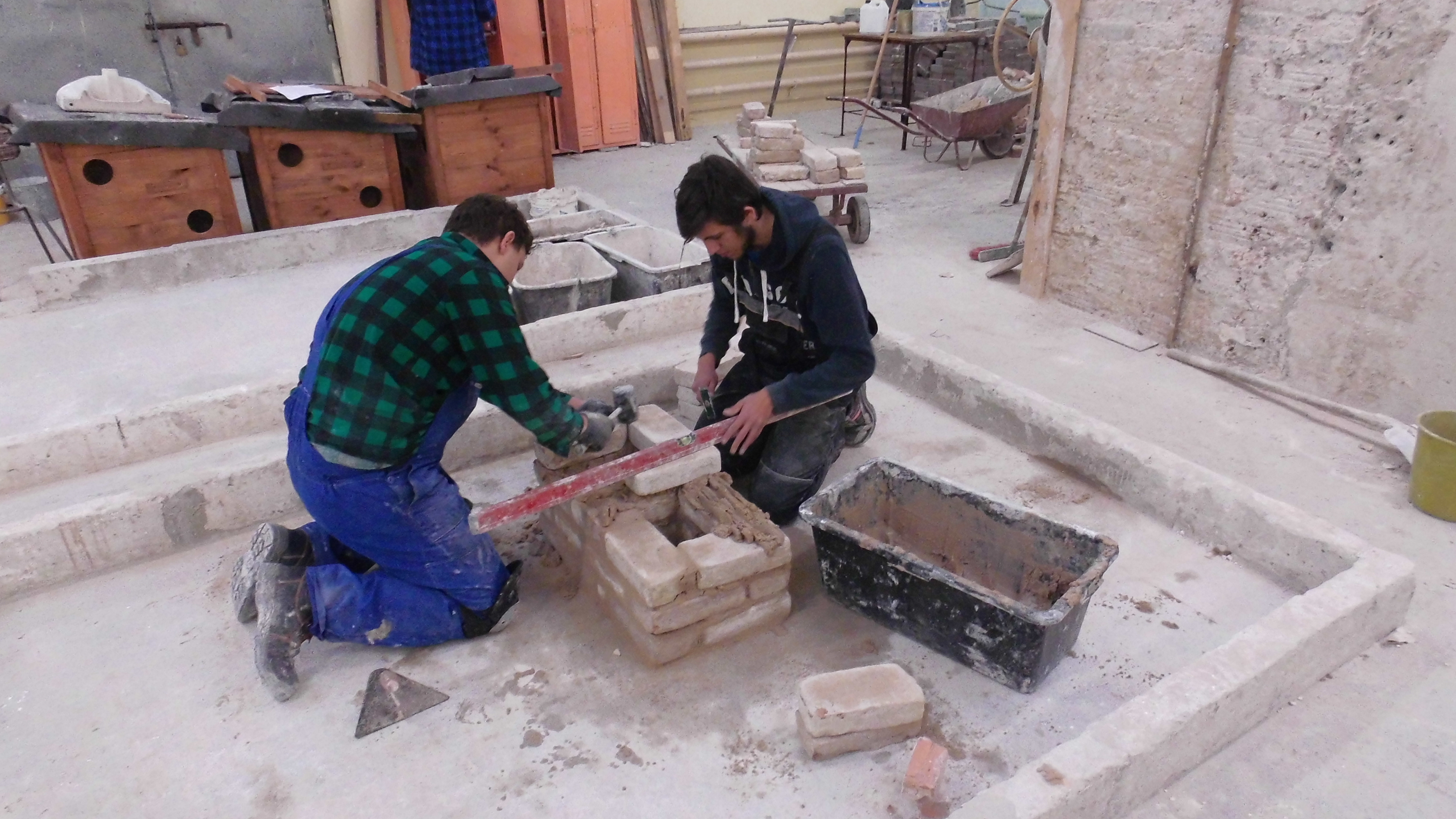 Uczniowie realizujący praktyczną naukę zawodu w Pracowni murarskiej