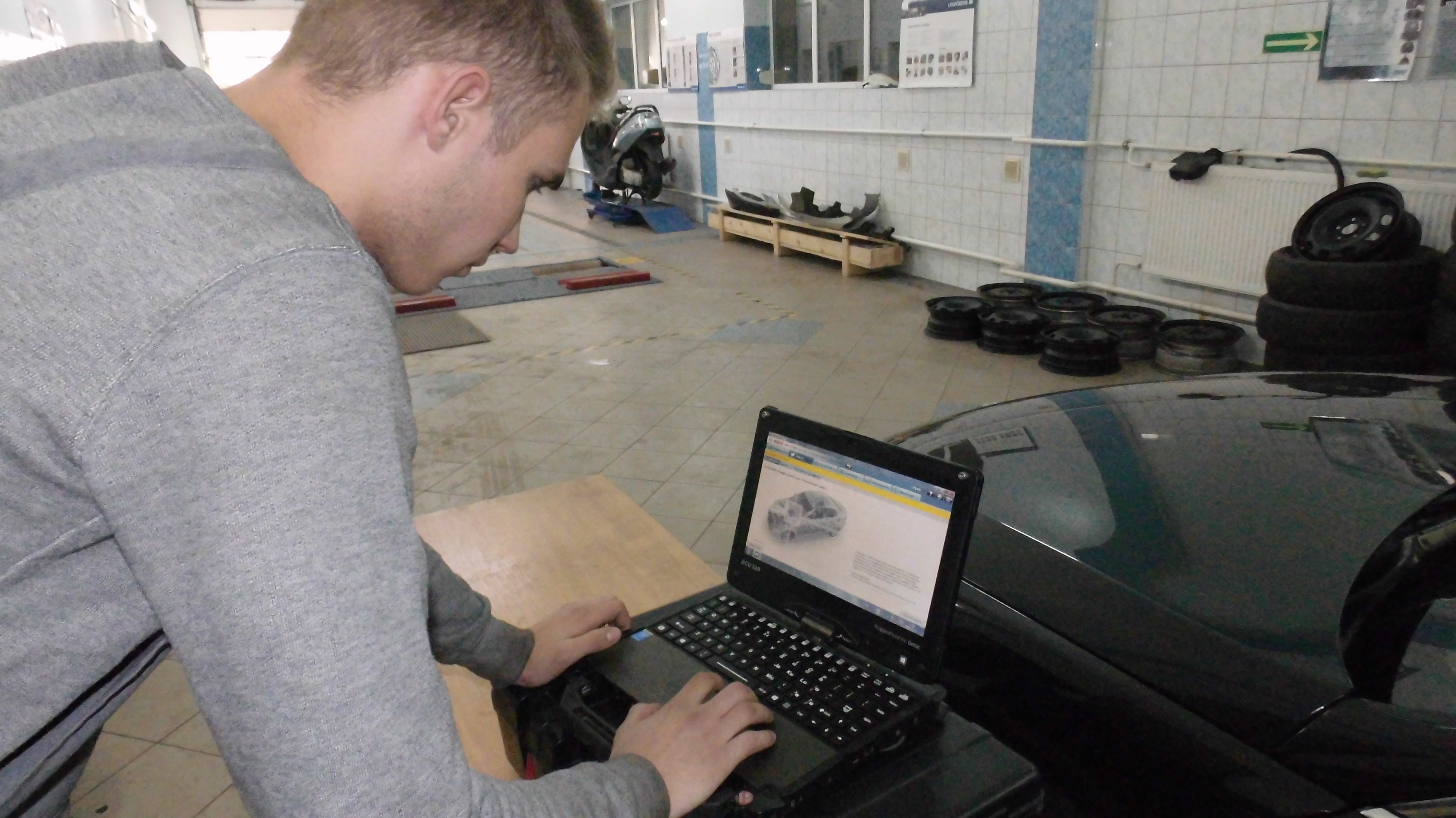 Uczeń realizujący praktyczną naukę zawodu w Pracowni naprawy instalacji elektrycznych pojazdów samochodowych