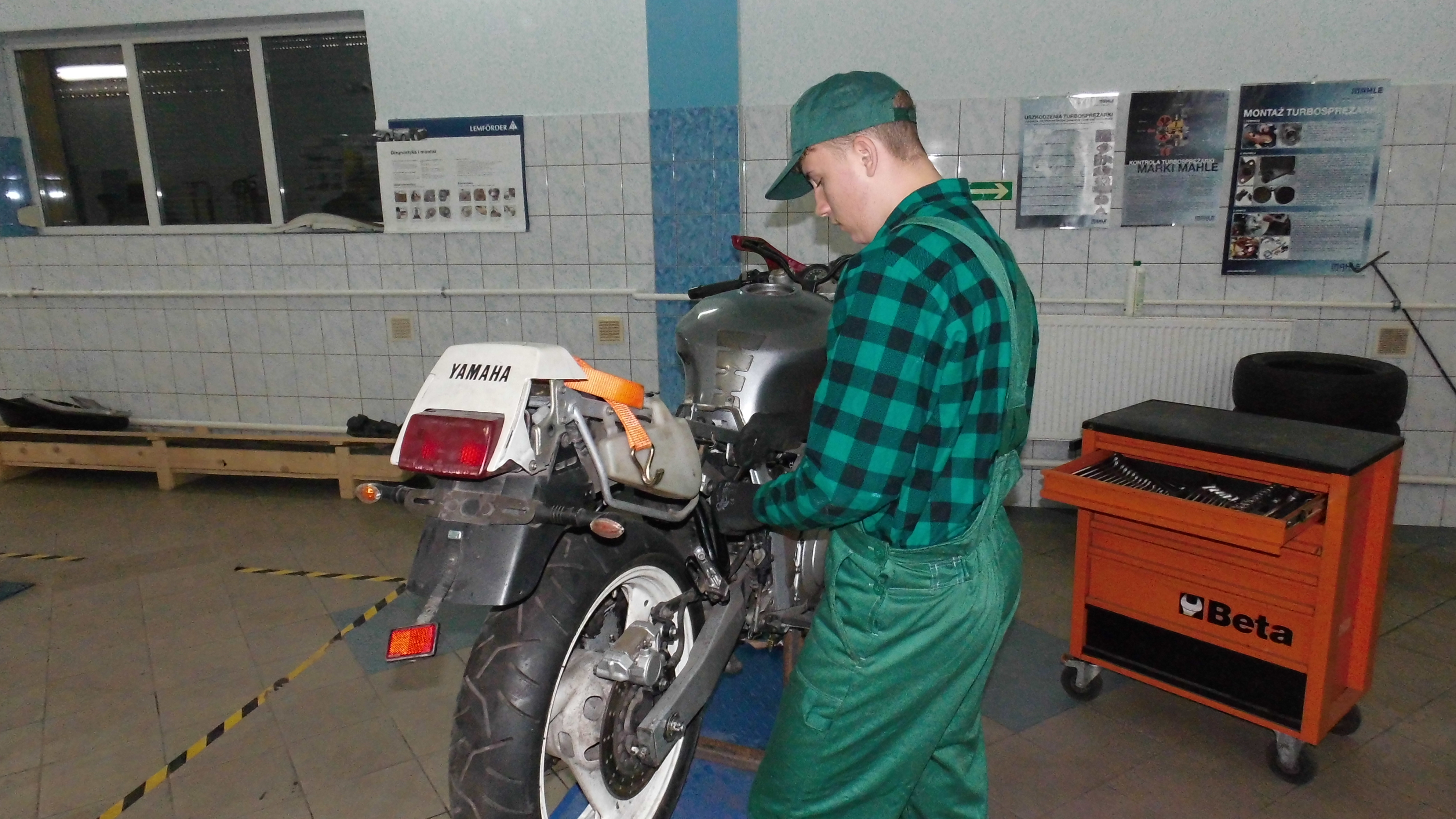 Uczeń realizujący praktyczną naukę zawodu w Pracowni naprawy motocykli