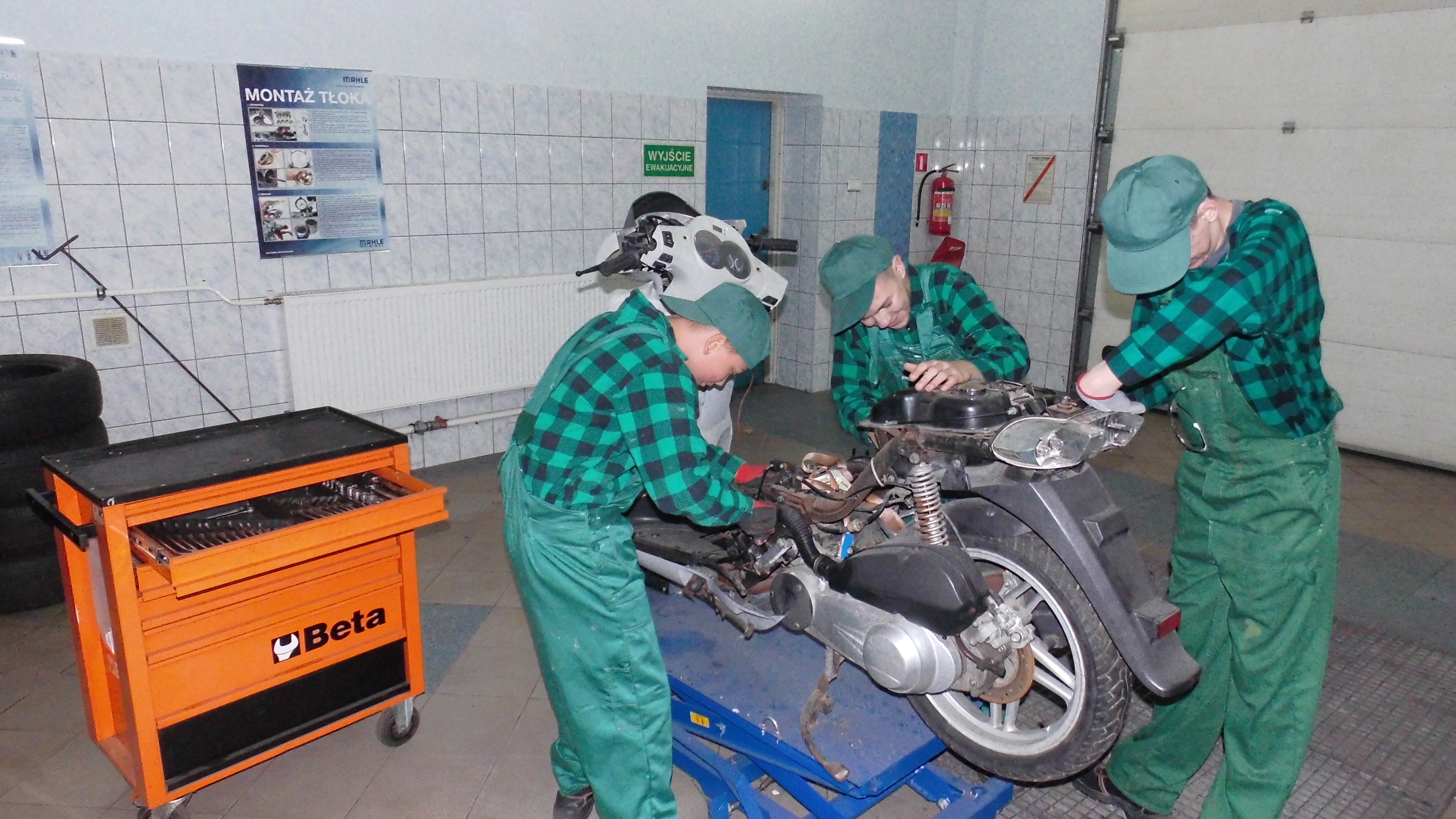 Uczniowie realizujący praktyczną naukę zawodu w Pracowni naprawy motocykli