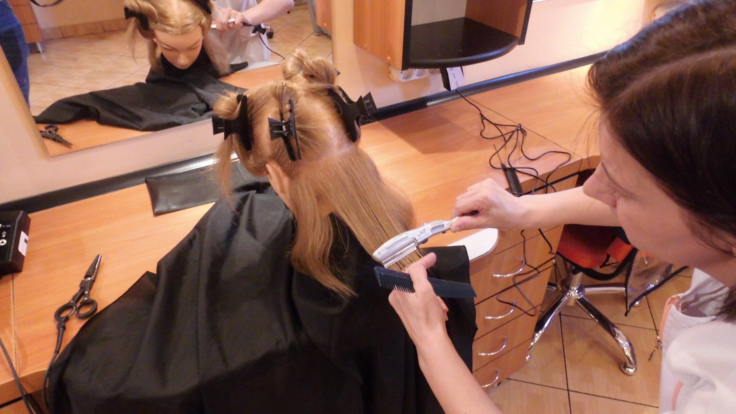 Uczeń realizujący praktyczną naukę zawodu w Pracowni fryzjerskiej 1