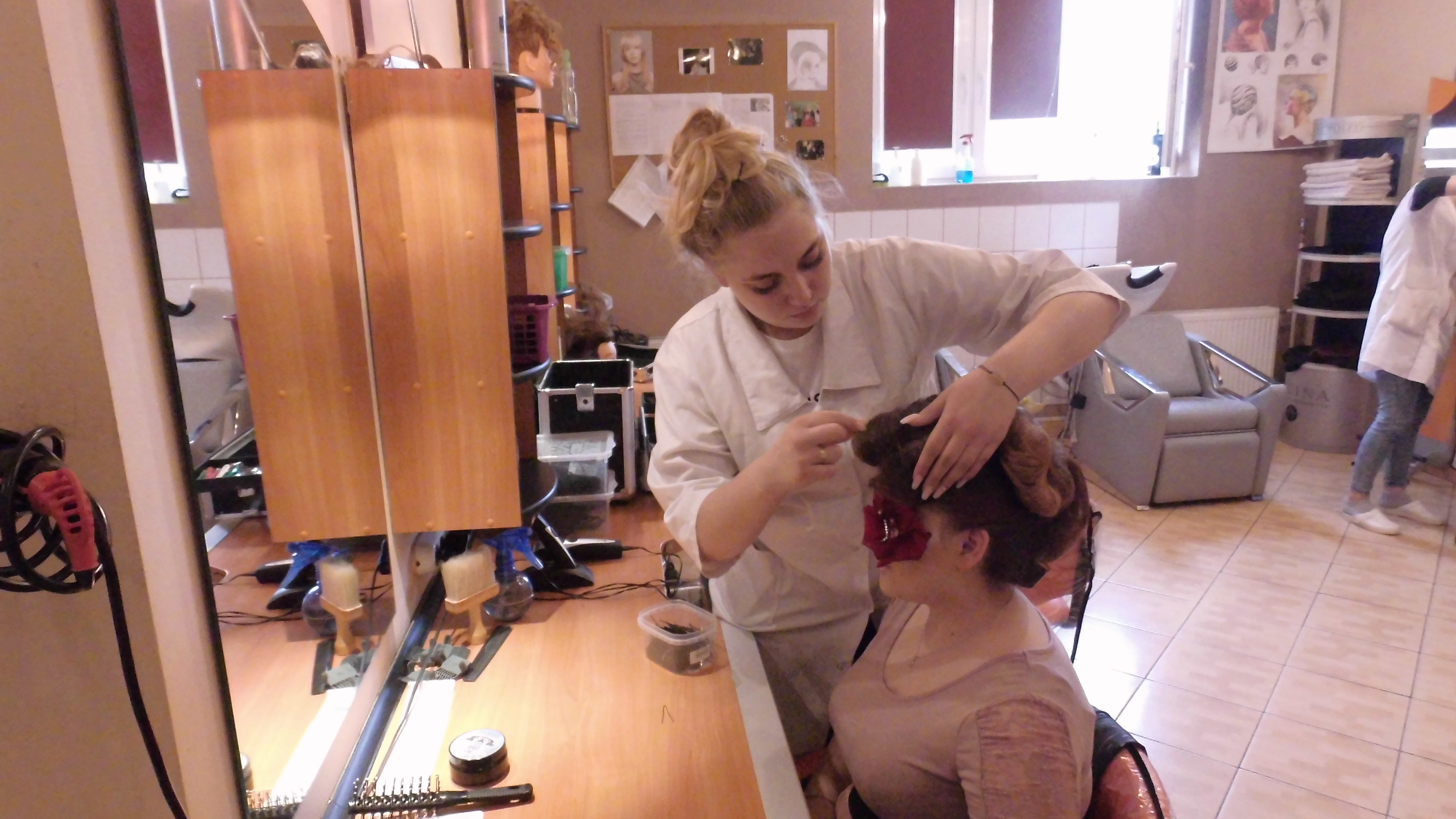 Uczniowie realizujący praktyczną naukę zawodu w Pracowni fryzjerskiej 1