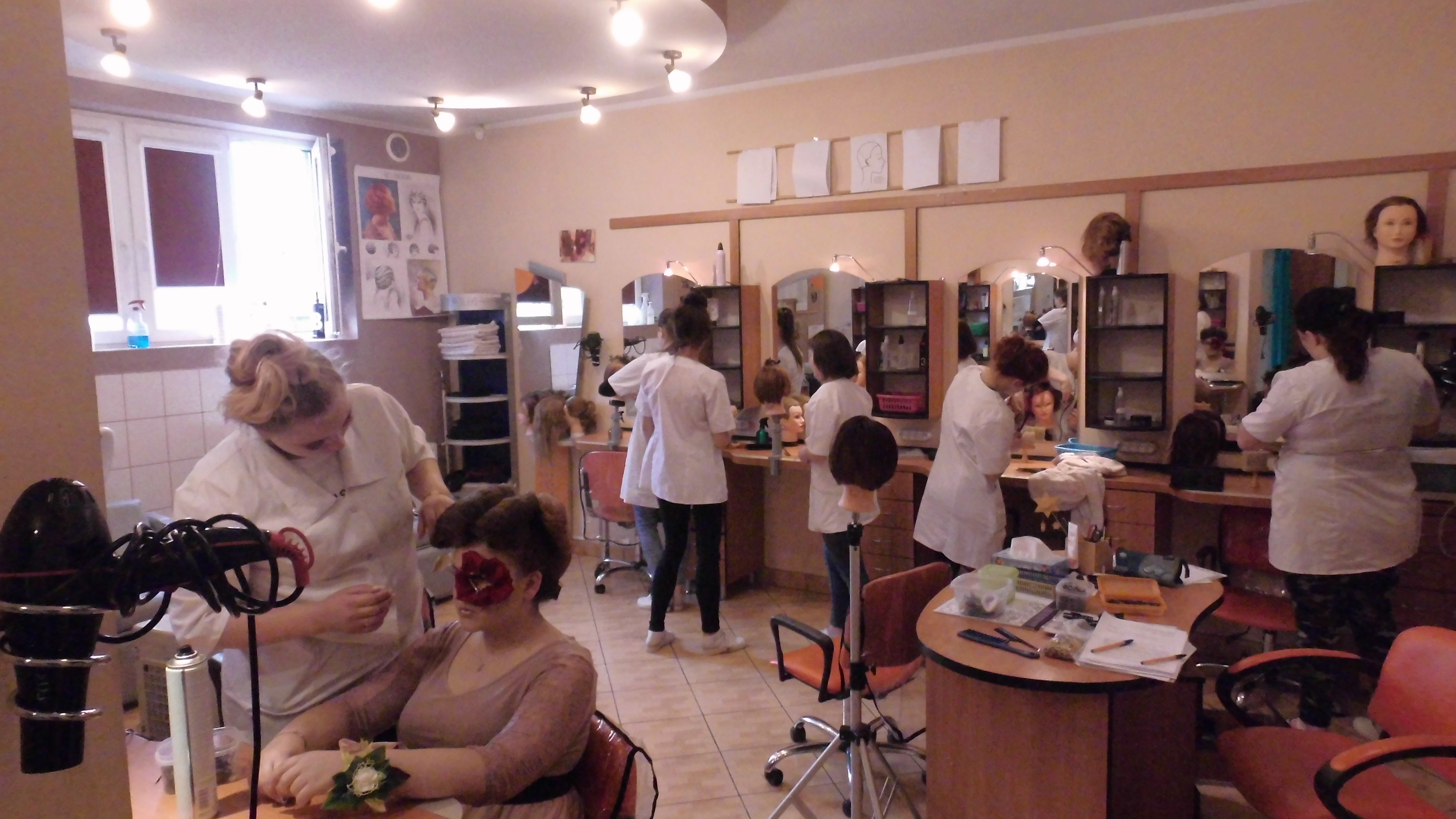 Uczniowie realizujący praktyczną naukę zawodu w Pracowni fryzjerskiej 4