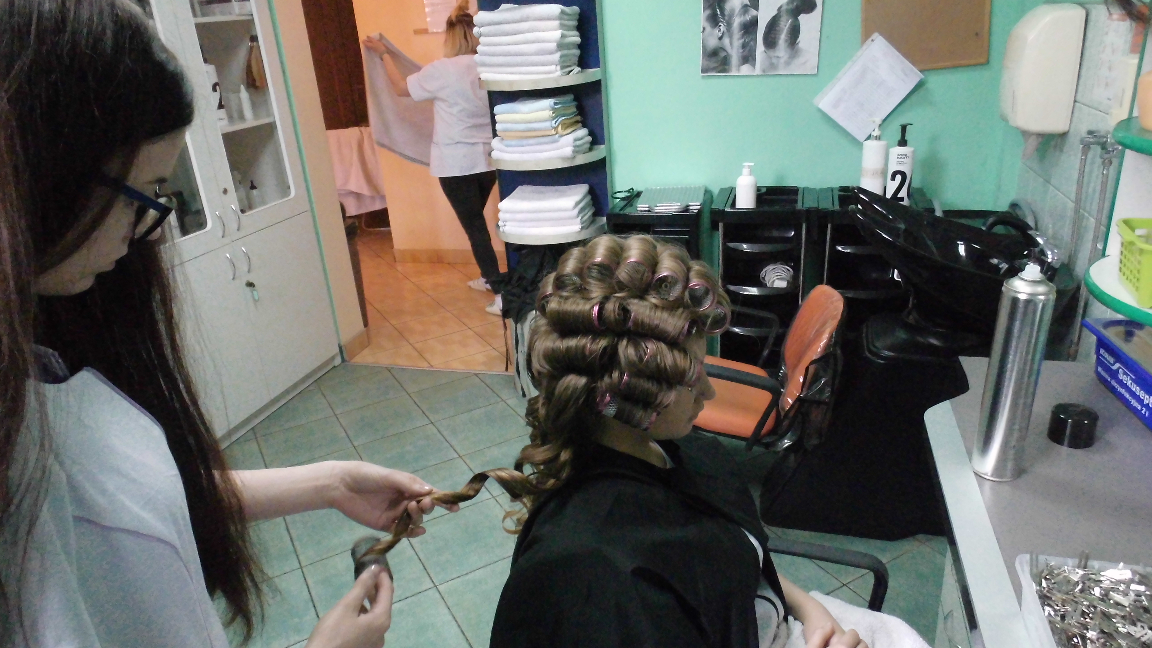 Uczniowie realizujący praktyczną naukę zawodu w Pracowni fryzjerskiej 2