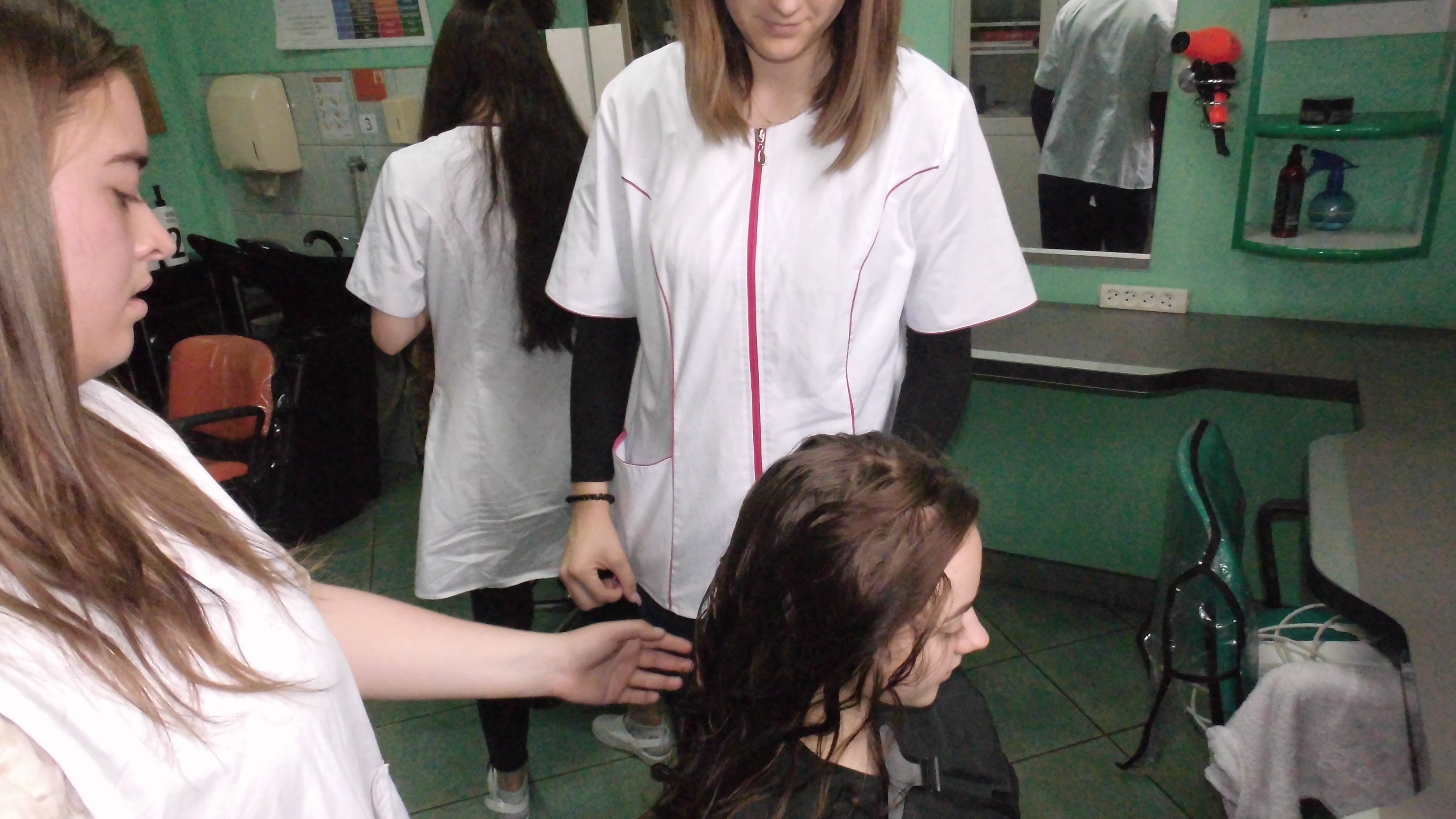Uczniowie realizujący praktyczną naukę zawodu w Pracowni fryzjerskiej 2