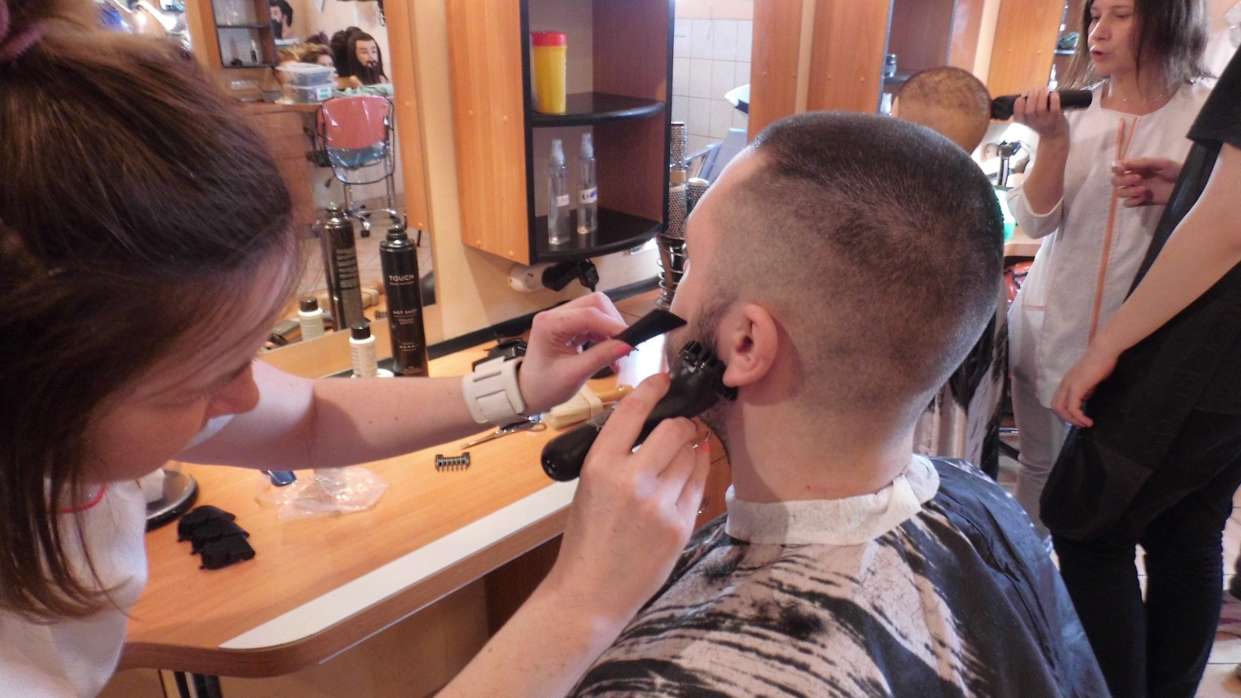 Uczniowie realizujący praktyczną naukę zawodu w Pracowni fryzjerskiej 3