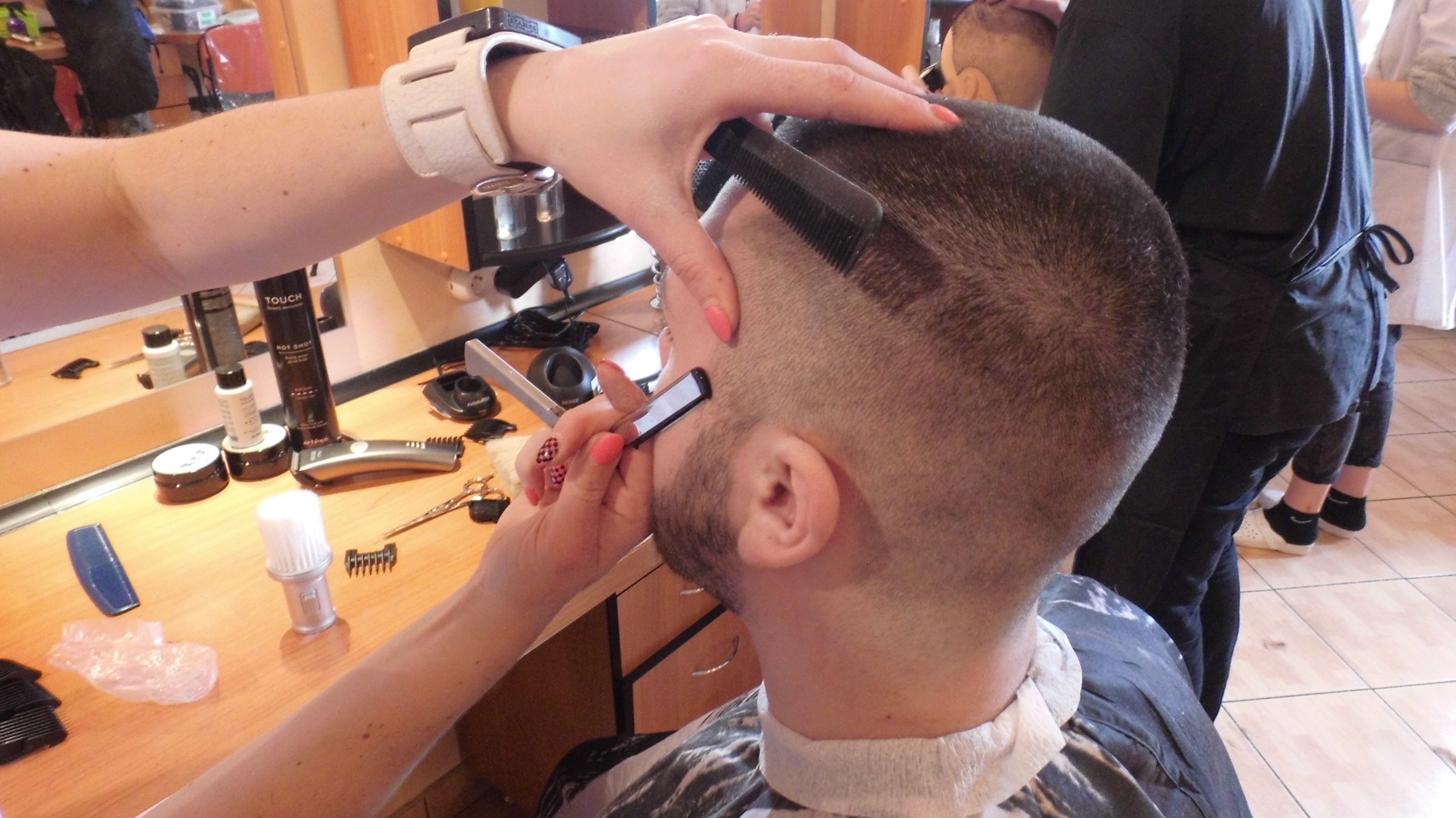 Uczniowie realizujący praktyczną naukę zawodu w Pracowni fryzjerskiej 3