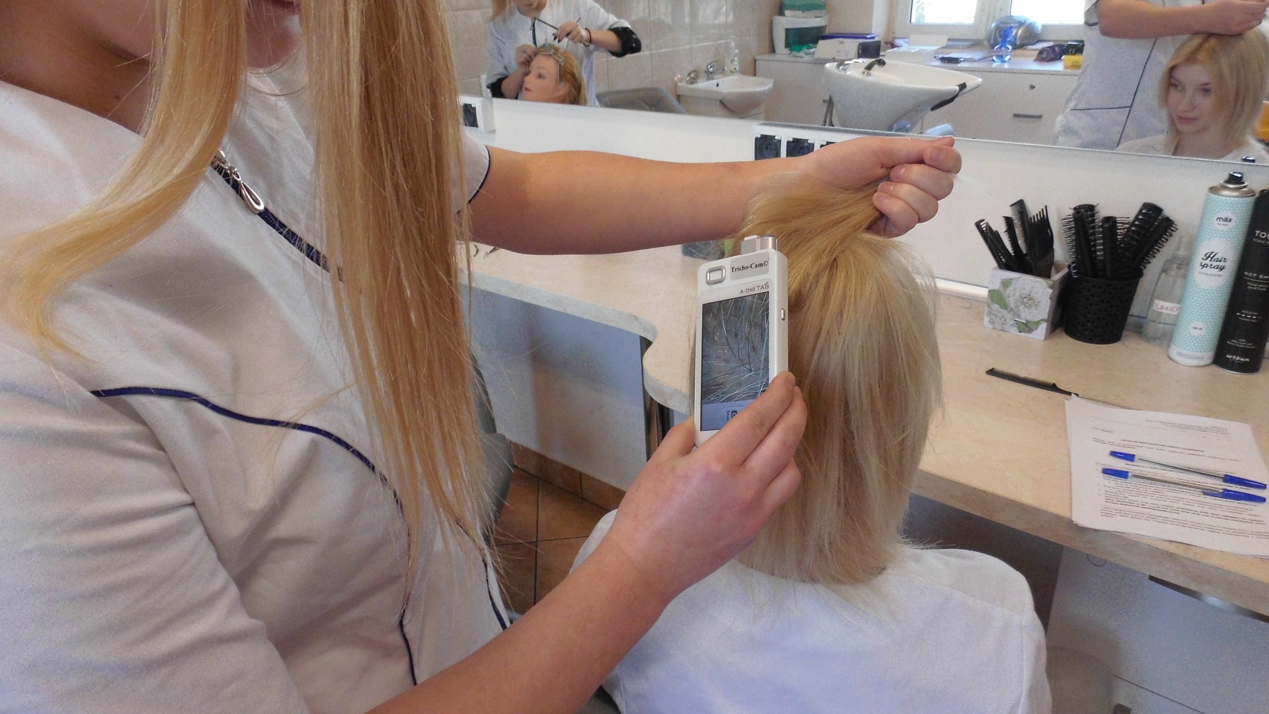 Uczniowie realizujący praktyczną naukę zawodu w Pracowni materiałoznawstwa fryzjersko–kosmetycznego