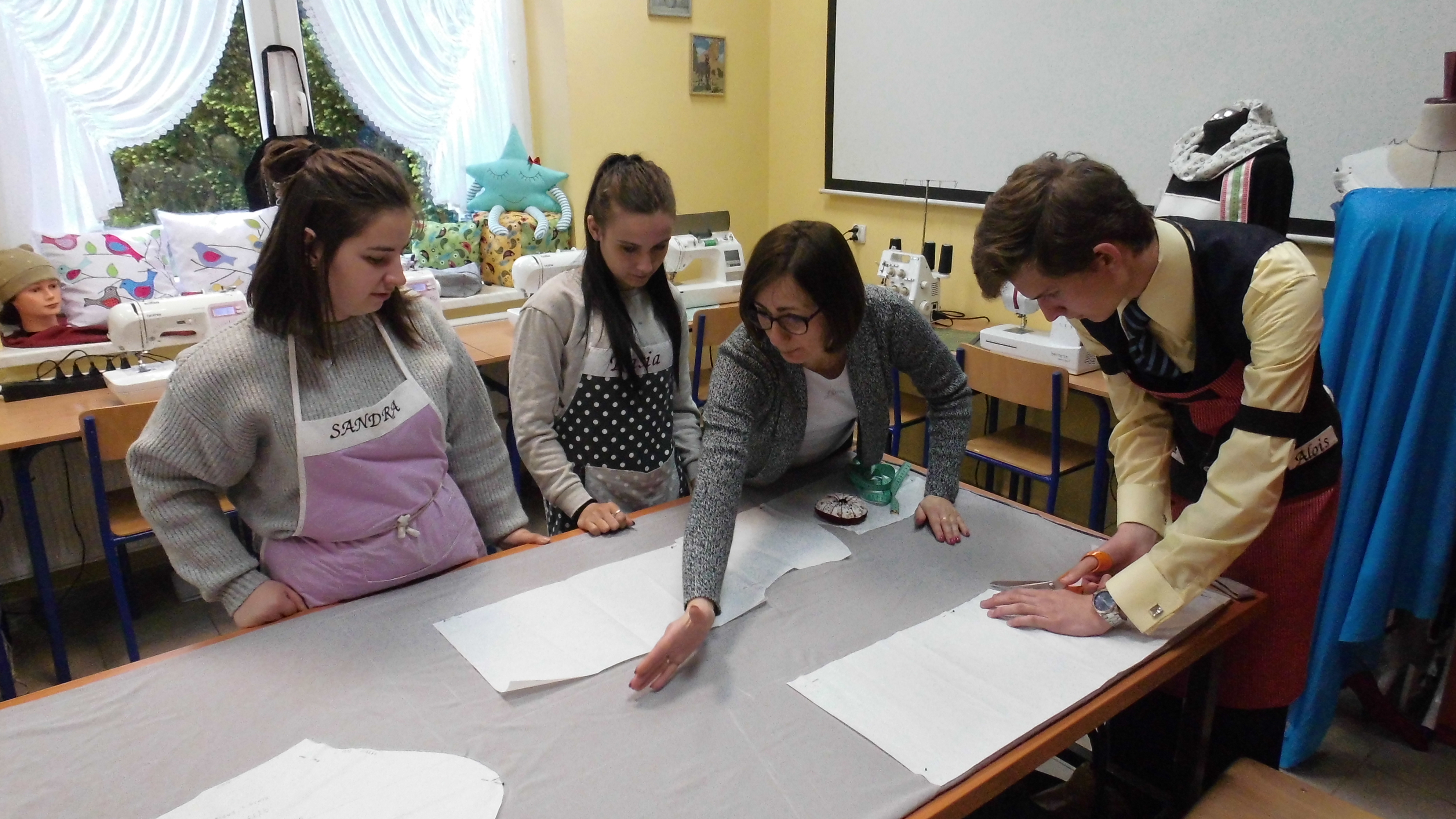 Uczniowie realizujący praktyczną naukę zawodu w Pracowni projektowania i szycia odzieży