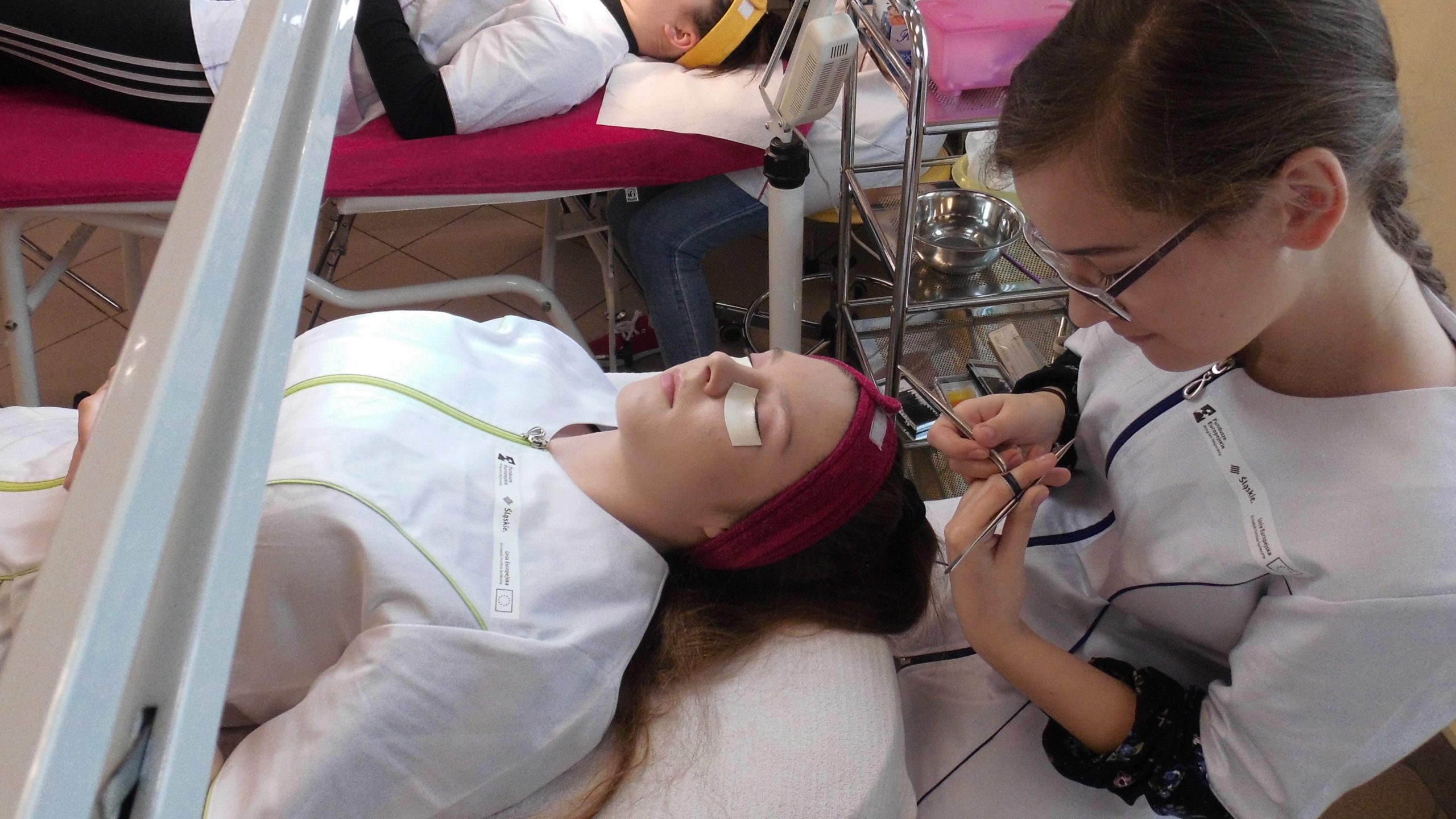 Uczniowie realizujący praktyczną naukę zawodu w Pracowni wizażu i stylizacji z elementami kosmetyki