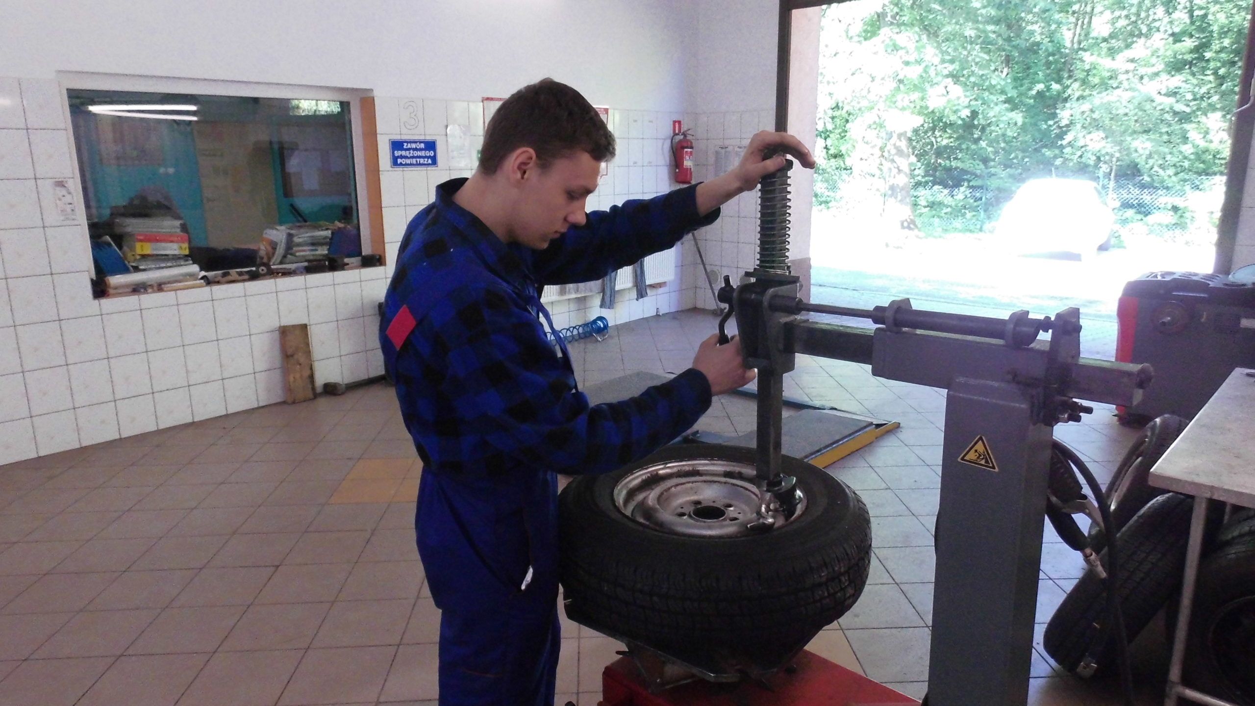 Uczniowie realizujący praktyczną naukę zawodu w Serwisie samochodowym