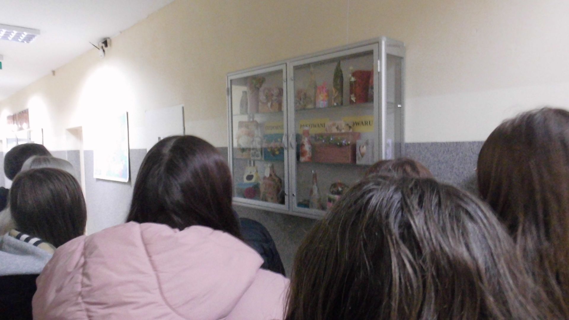 Gabloty szklane znajdujące się na korytarzu