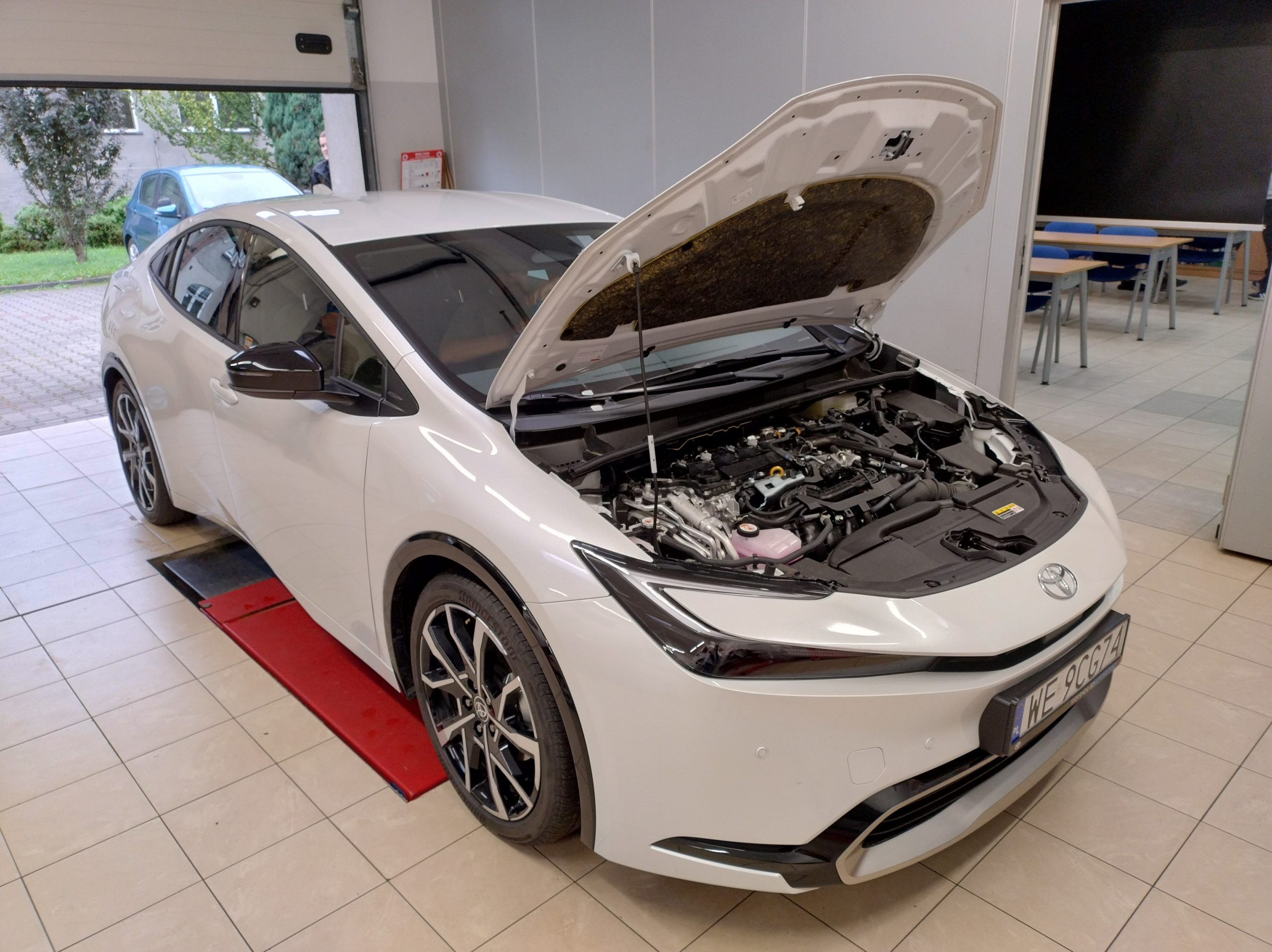 Toyota Prius - widok na samochód z otwartą maską