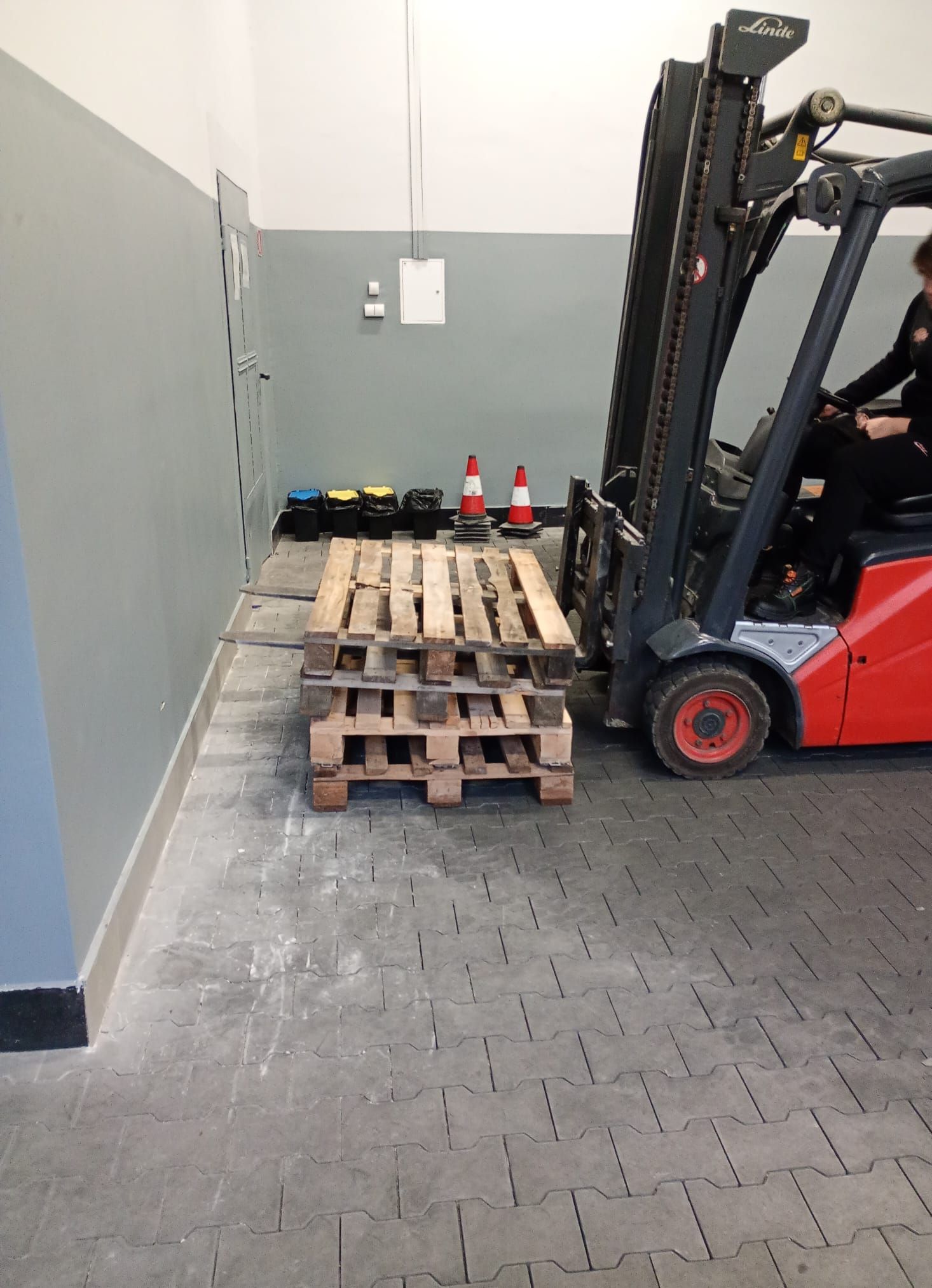 Uczniowie realizujący praktyczną naukę zawodu w Pracowni magazynowo-logistycznej