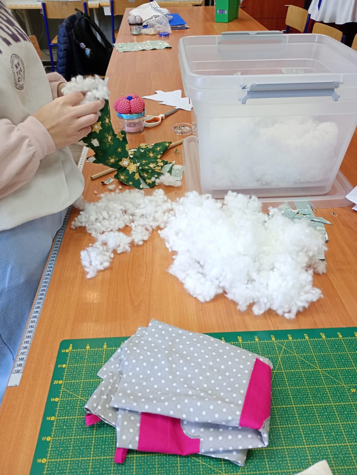 Wypełnianie choinek świątecznych watą