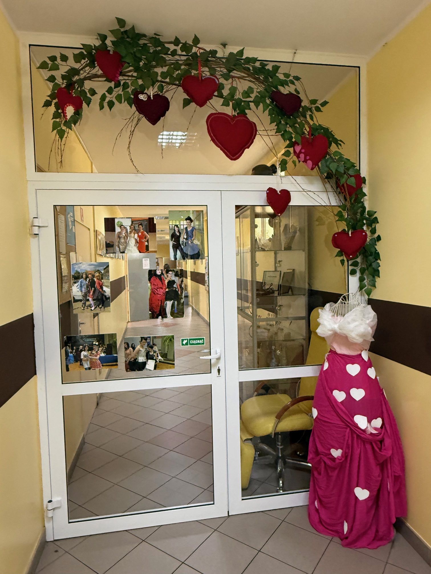 Walentynkowe serca przy wejściu do Warsztatu Usługowego