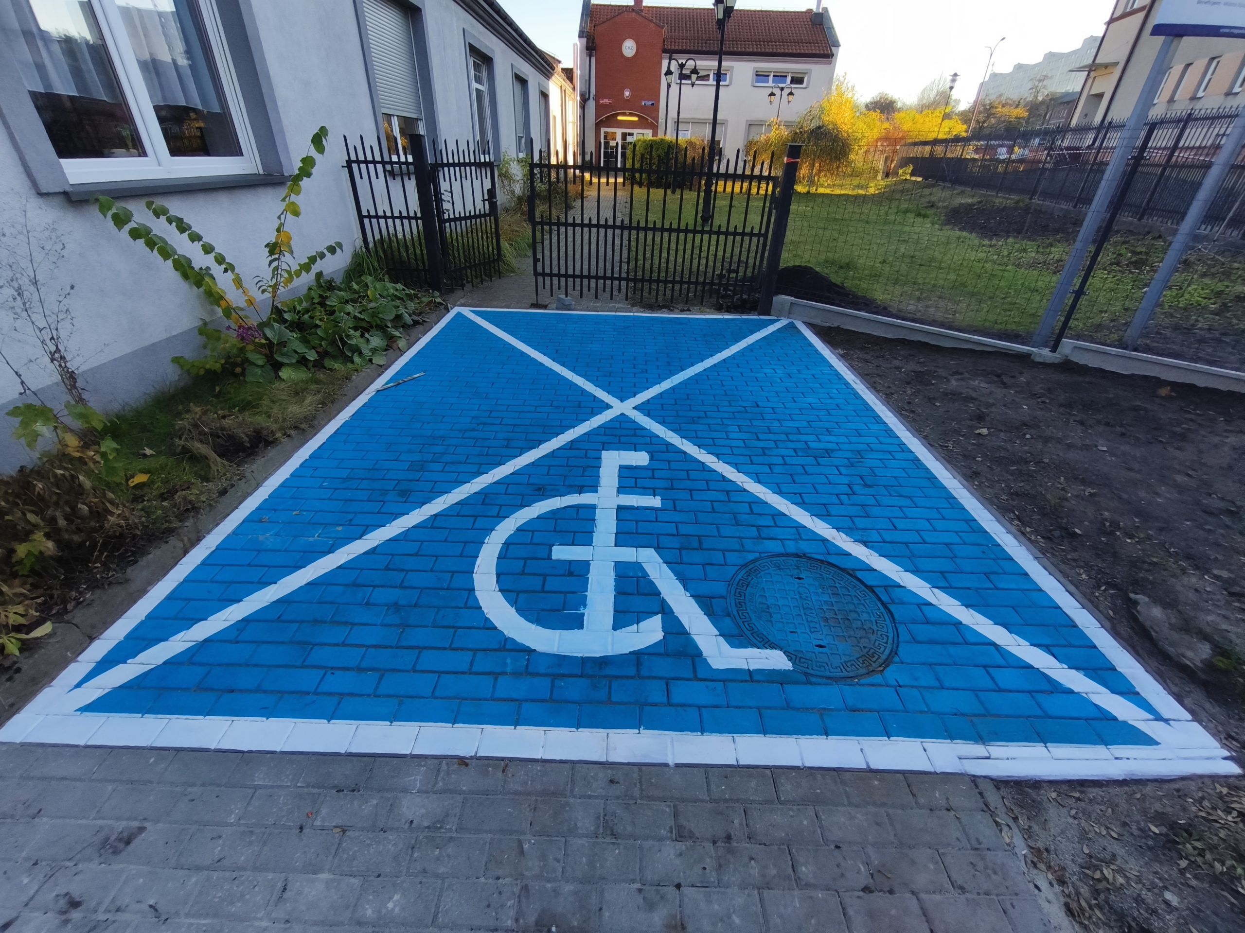 Miejsce parkingowe dla osób niepełnosprawnych przy ulicy Planty Kowalskiego 6