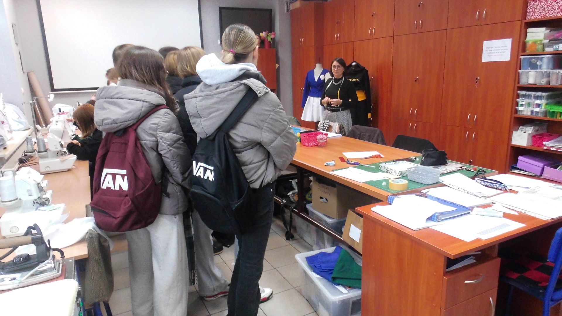 Młodzież odwiedzająca pracownię krawiecką