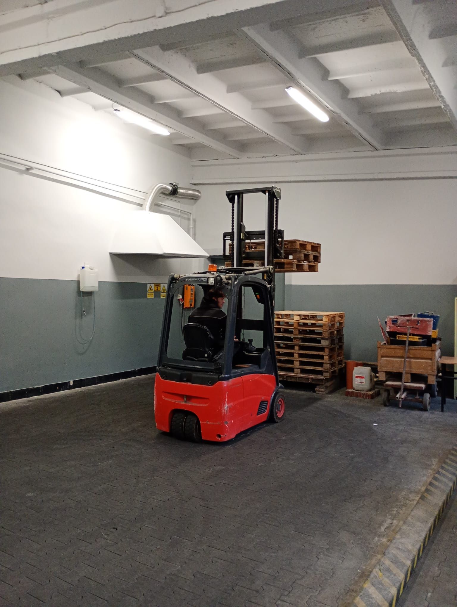 Uczniowie realizujący praktyczną naukę zawodu w Pracowni magazynowo-logistycznej