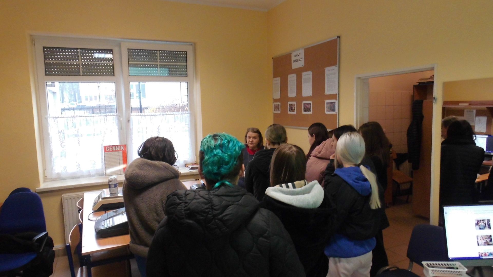 Młodzież odwiedzająca pracownię magazynowo-logistyczną