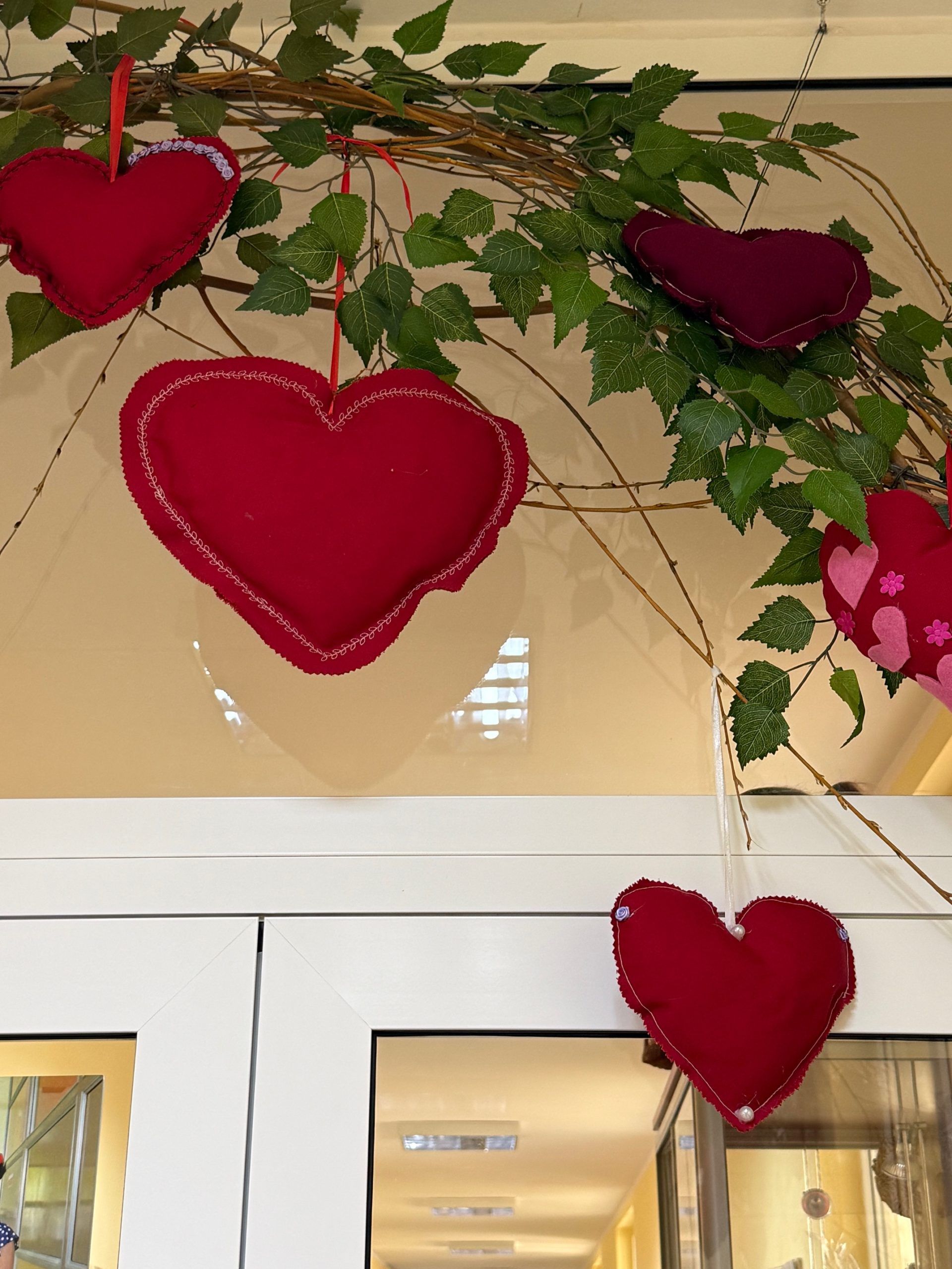 Walentynkowe serca przy wejściu do Warsztatu Usługowego