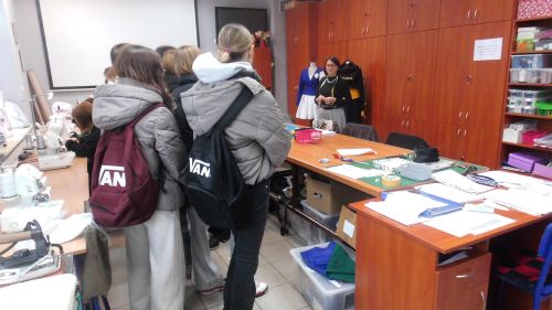 Młodzież odwiedzająca pracownię krawiecką