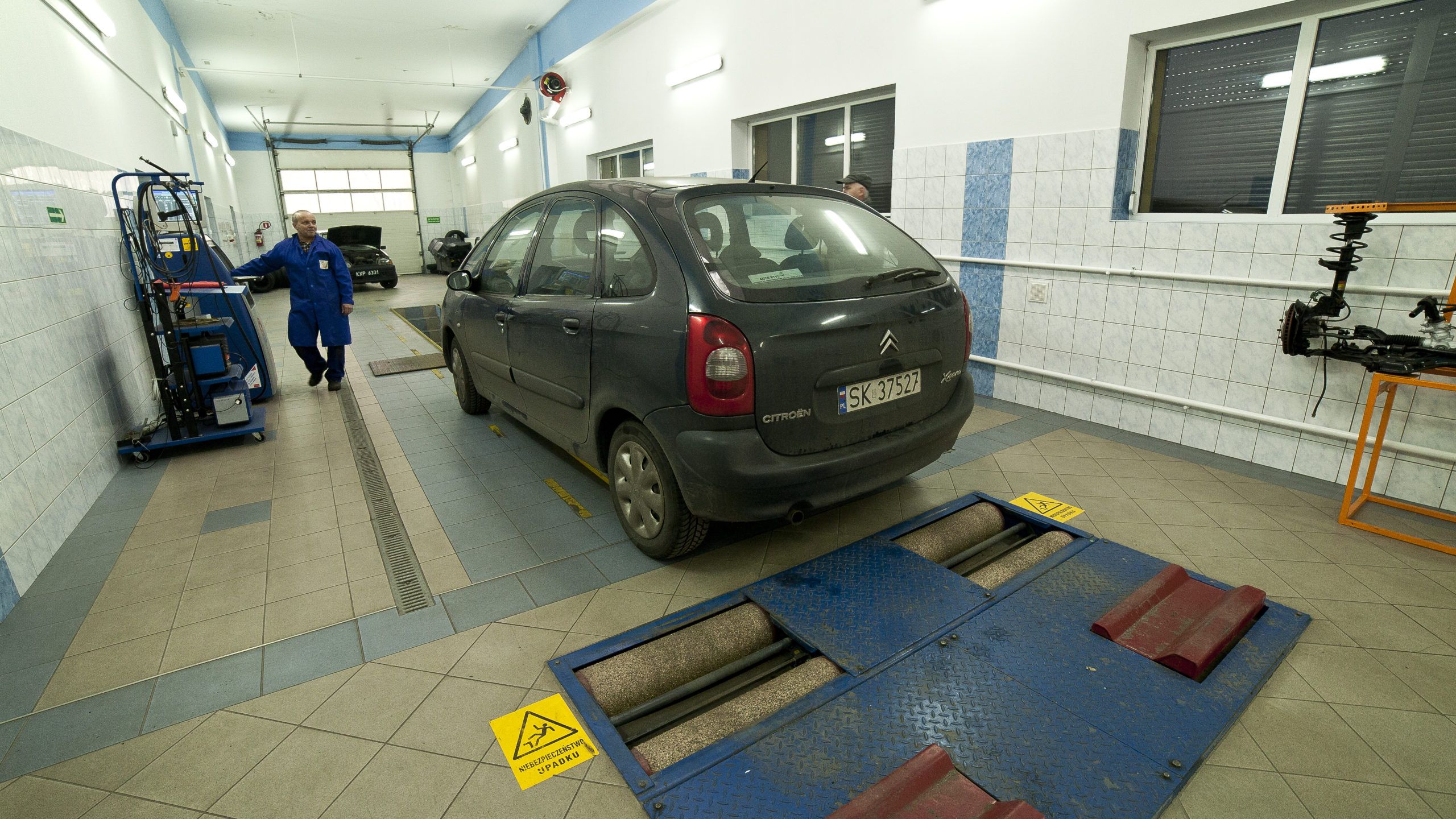 Uczniowie realizujący praktyczną naukę zawodu w Stacji Kontroli Pojazdów