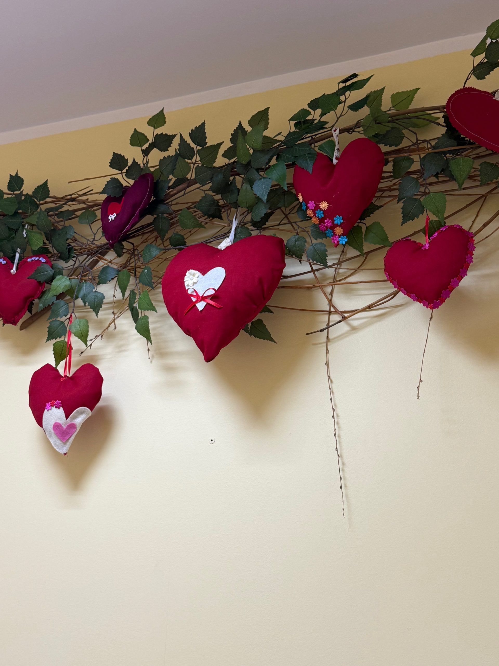 Walentynkowe serca na ścianie Warsztatu Usługowego