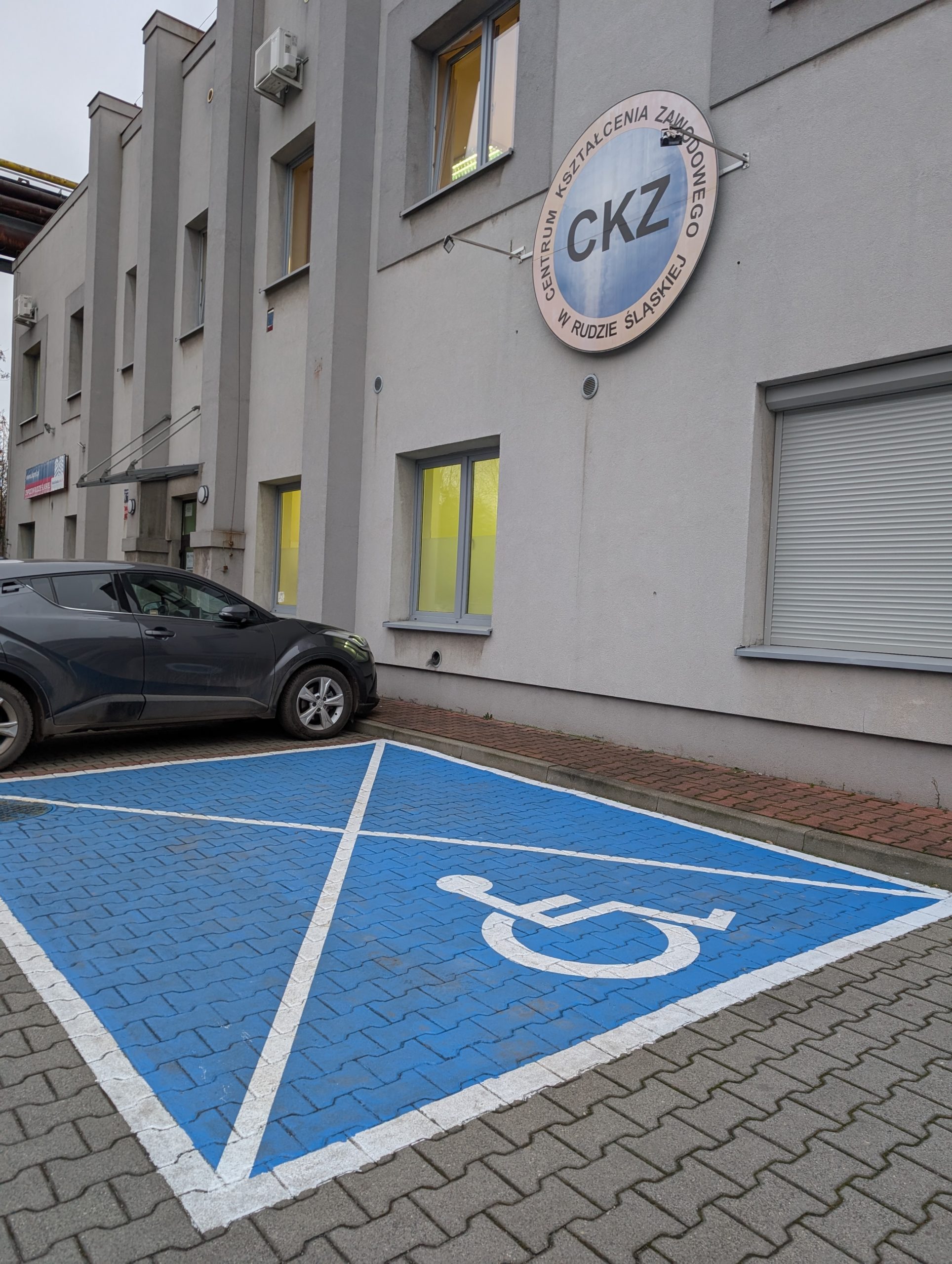 Miejsce parkingowe dla osób niepełnosprawnych przy ulicy Gen. Hallera 6